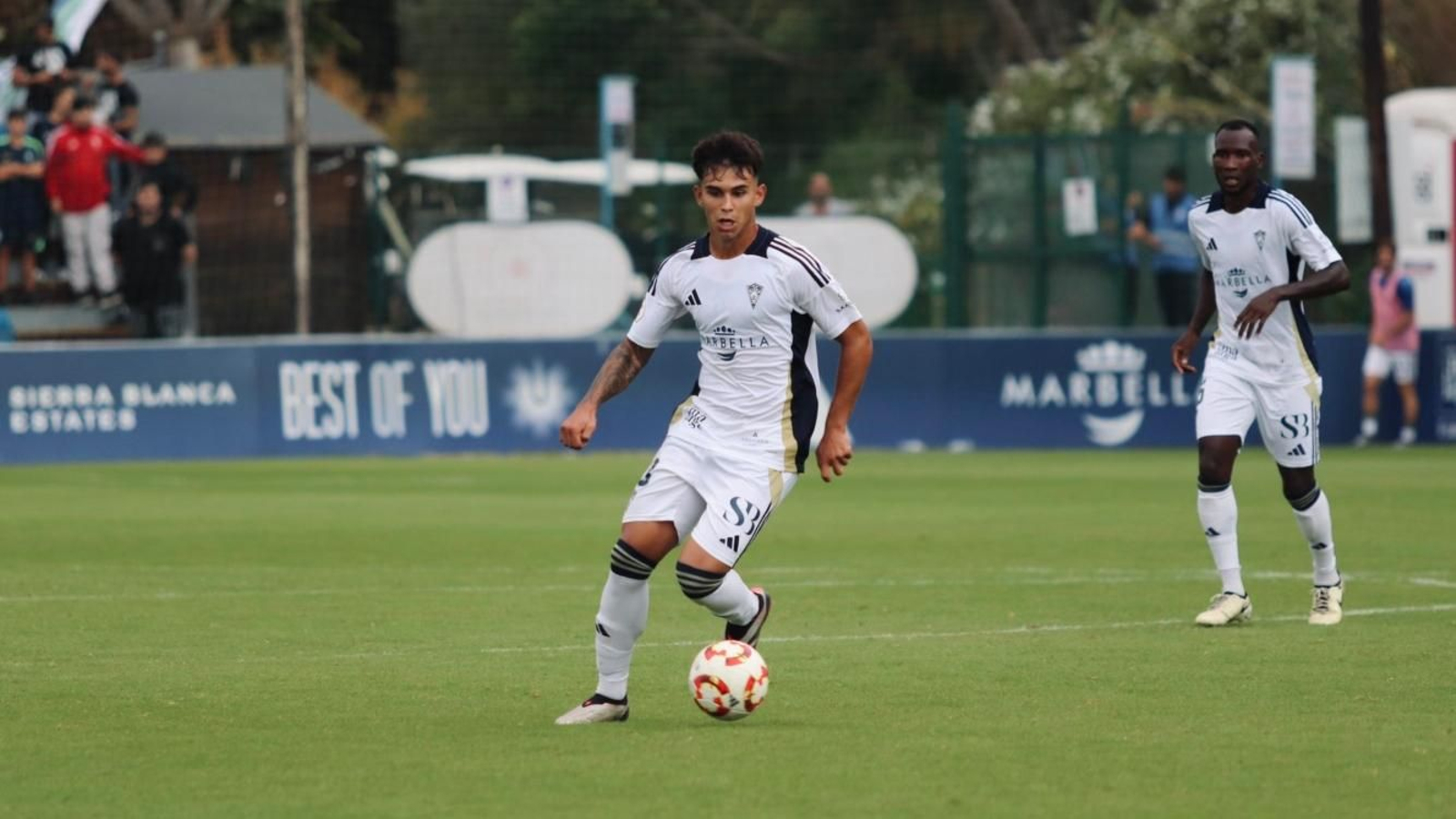 Marcos Peña maneja el centro del campo del conjunto marbellí.