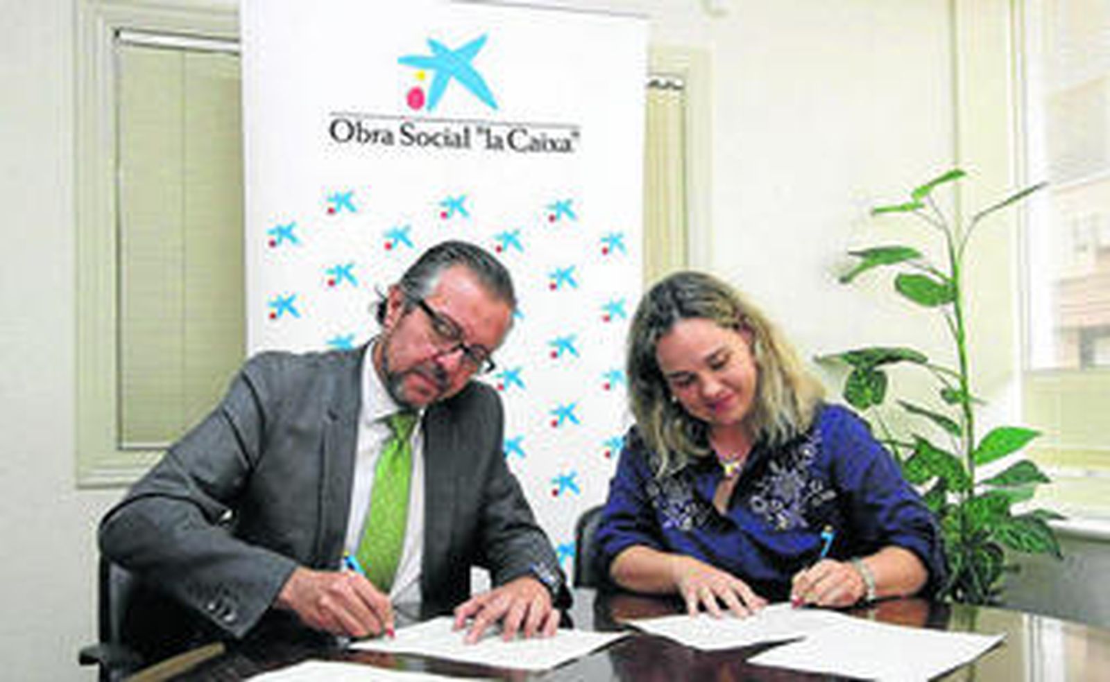María Luisa Escribano y Marcos Toscano firman el convenio, ayer en La Caixa.
