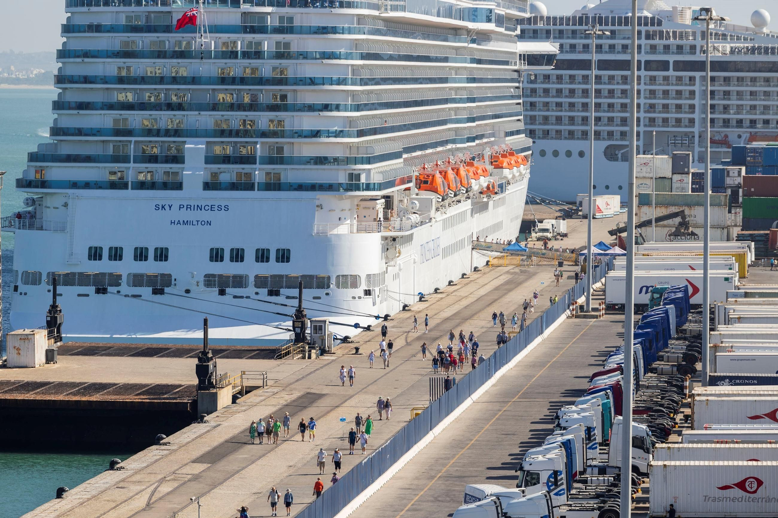 Dos cruceros coinciden en los muelles del puerto de Cádiz.
