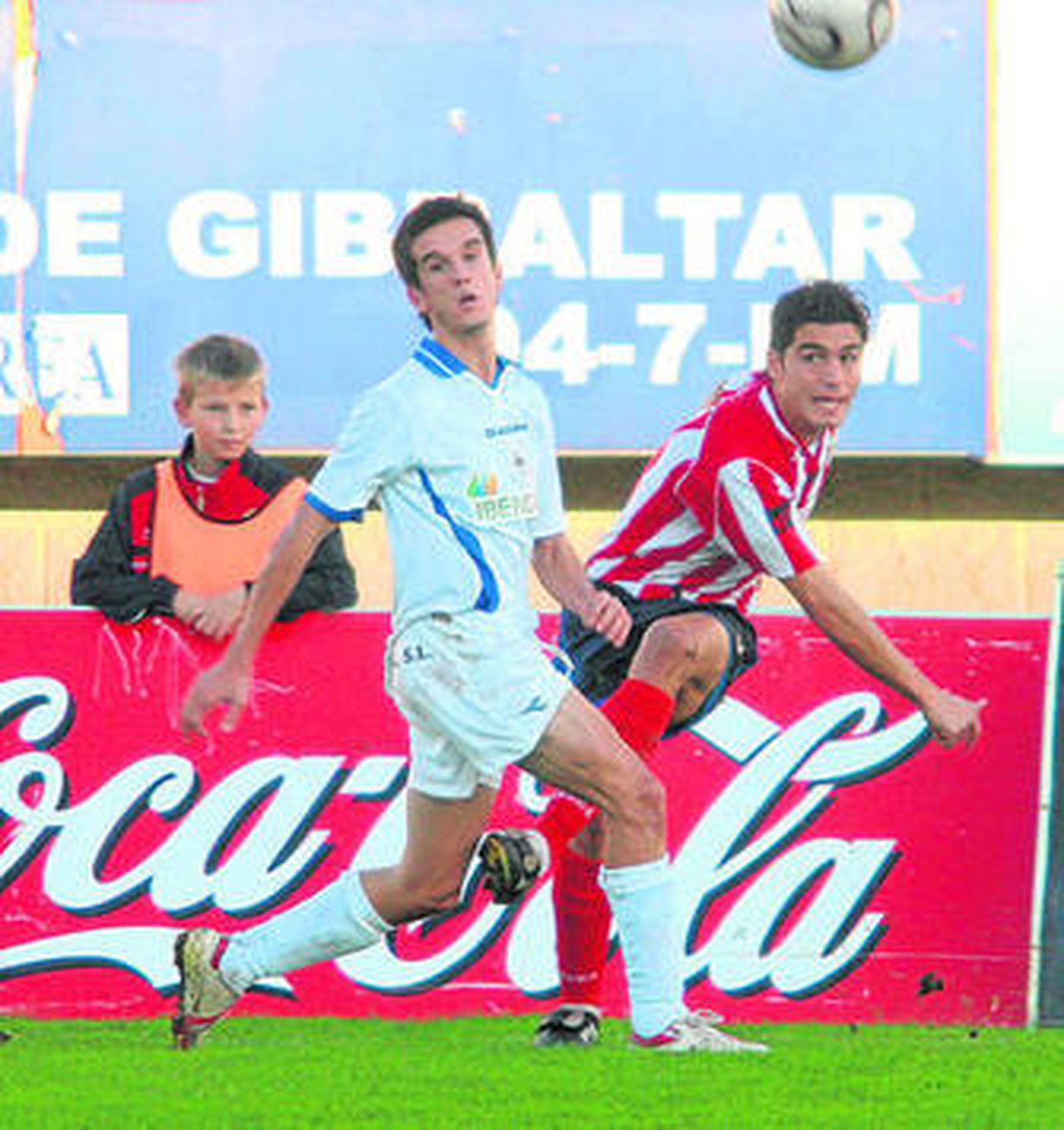 Bello, a la izquierda con la camisola del Arcos, en un partido en el Nuevo Mirador de Algeciras.