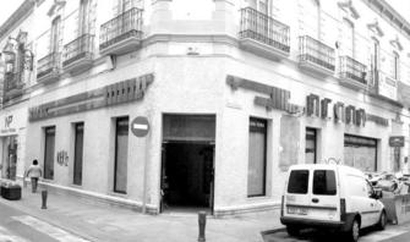 La Librería Cajal cerró sus puertas al público en mayo, aunque ha estado un tiempo haciendo el inventario.