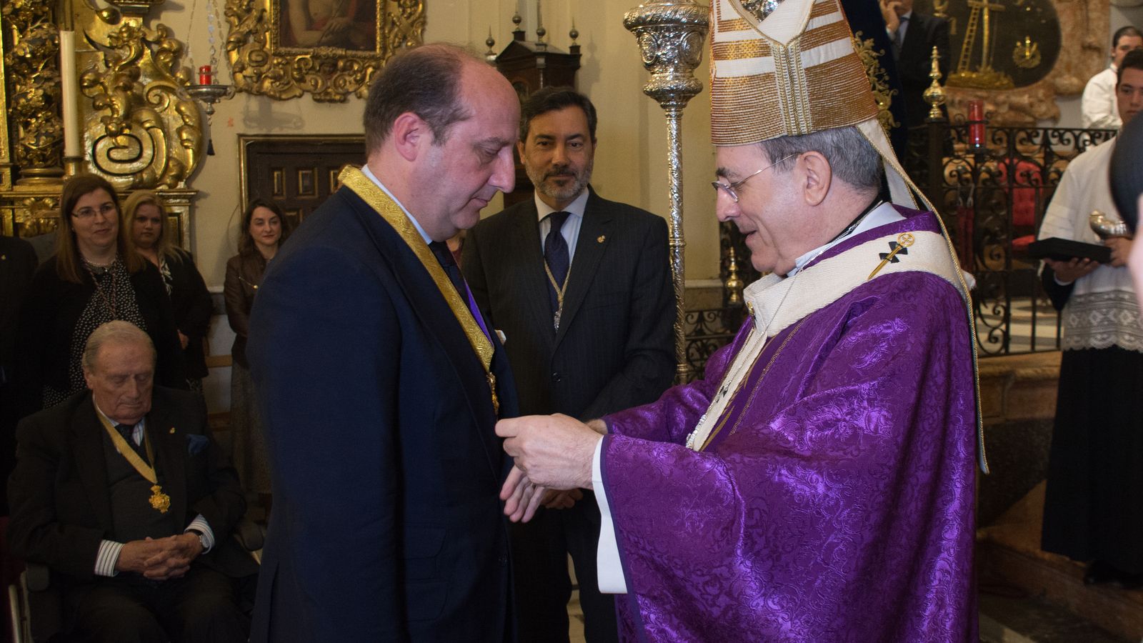 El Arzobispo de Sevilla impone la medalla de oro del Baratillo a Joaquín Moeckel