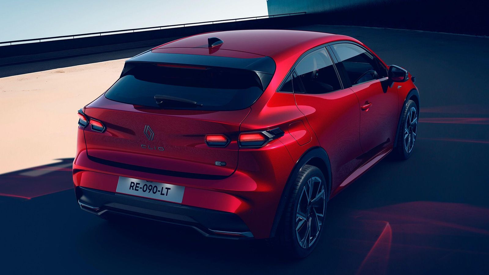 La versión cumbre de este Clio es la E-Tech full hybrid con el acabado Esprit Alpine. Habrá también una opción apta para GLP, y también con la etiqueta Eco; así como la TCe.