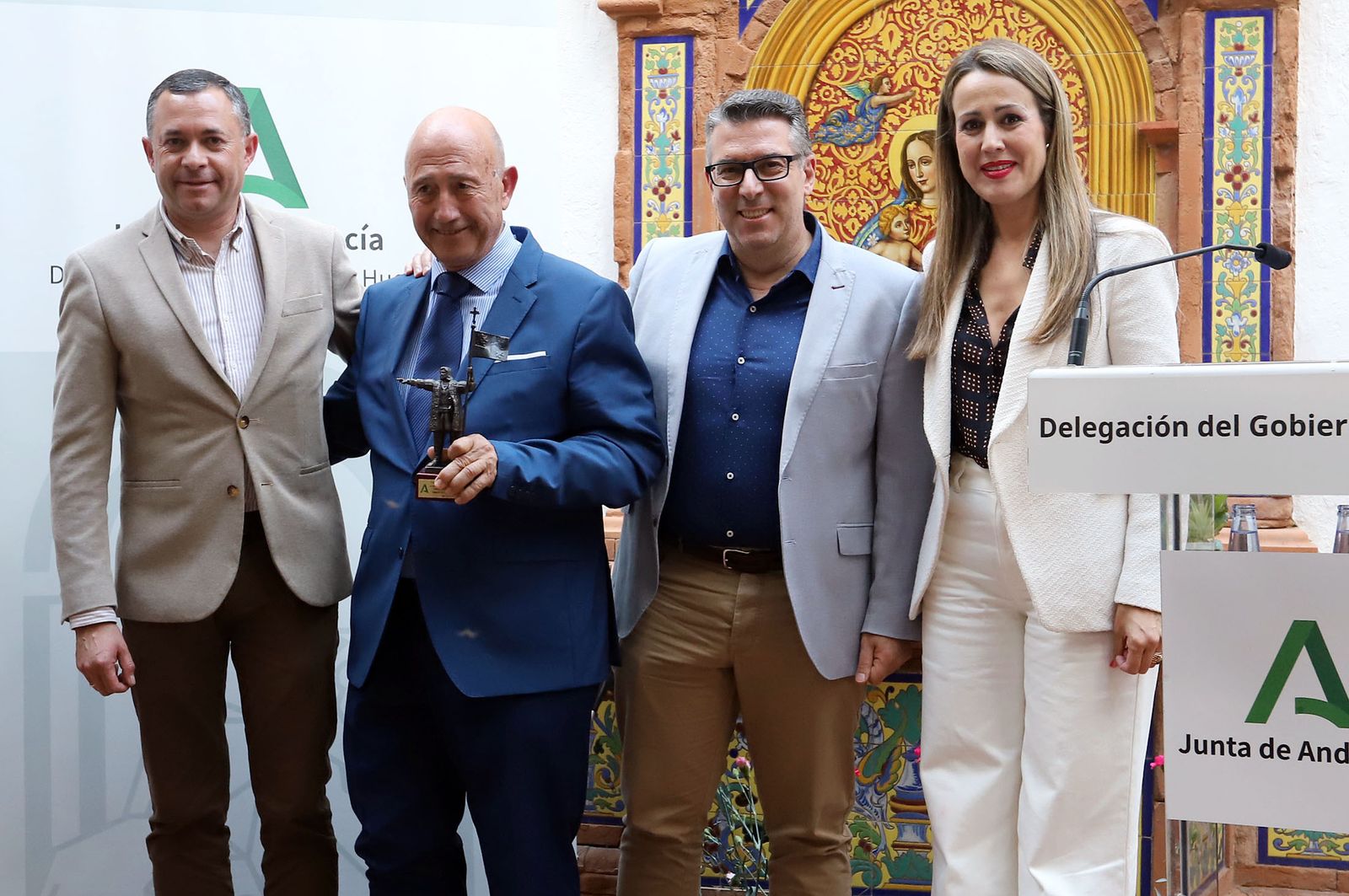 Imágenes del homenaje a 16 peñas taurinas de Huelva