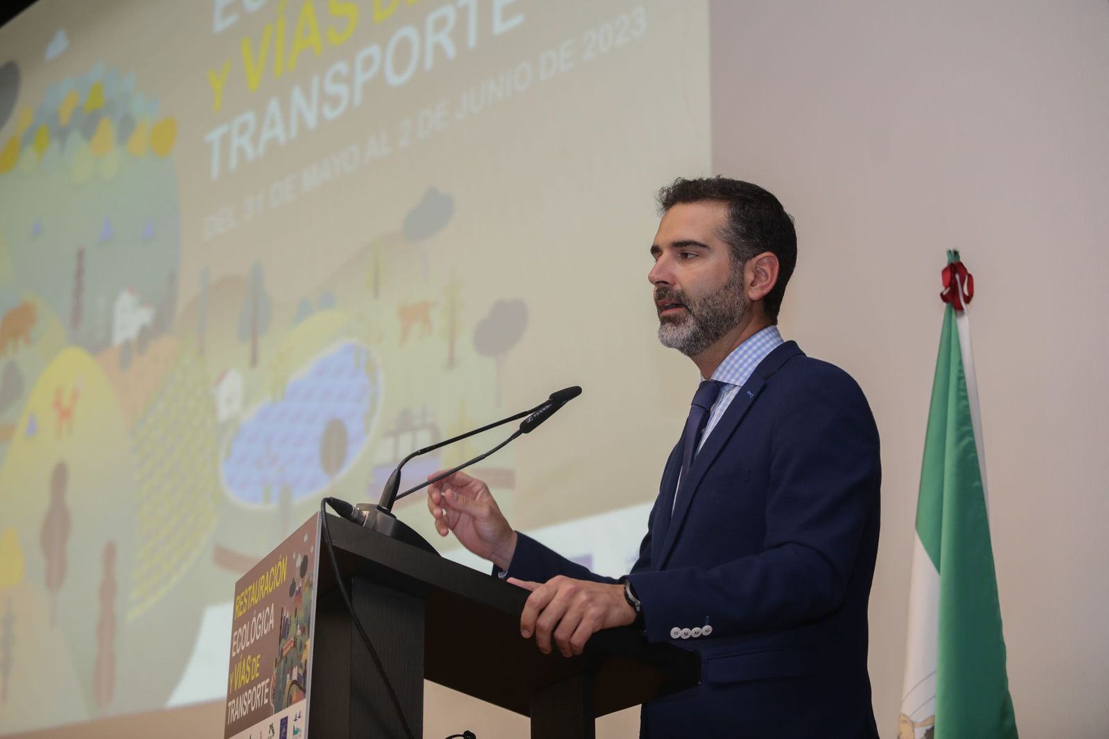 Fernández-Pacheco critica la actitud "irresponsable" del Gobierno.