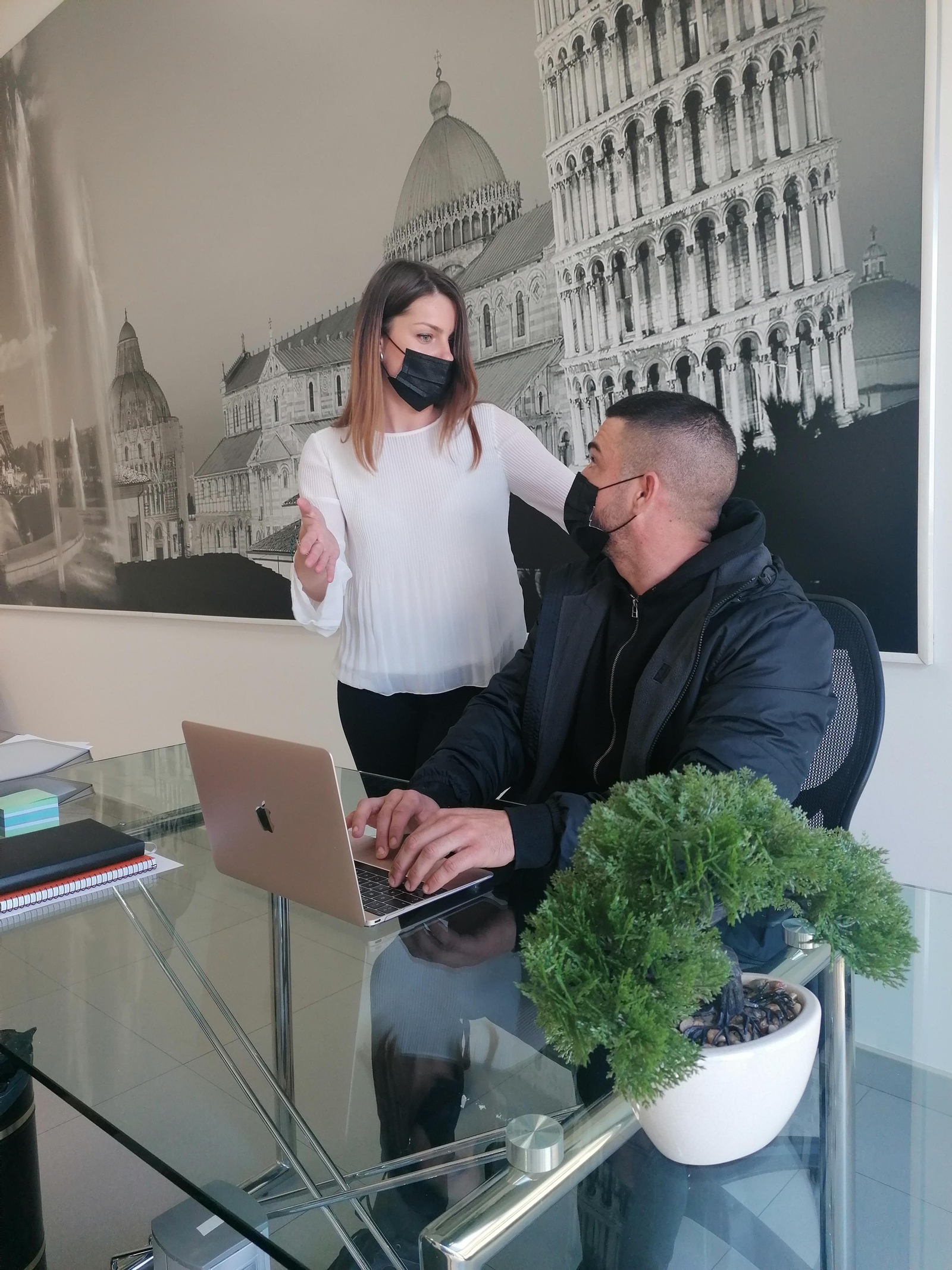 Izabel y Víctor charlan en la sede principal de Hempleaf en Roquetas de Mar.