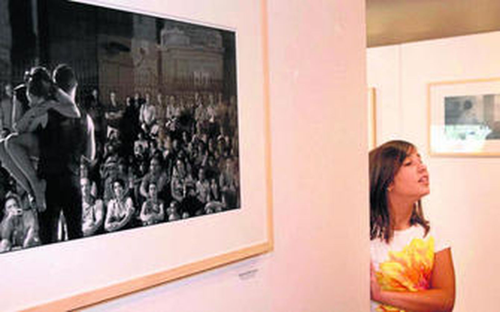1. Una de las fotografías de la exposición, en riguroso blanco y negro. 2. Los responsables de la muestra y los fotógrafos, ayer, en la inauguración de la muestra en la sala Zaida de Caja Rural.