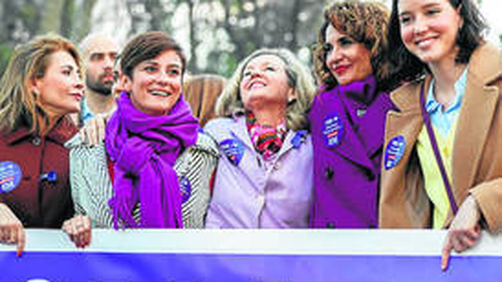 Las ministras del PSOE, con su propia pancarta.