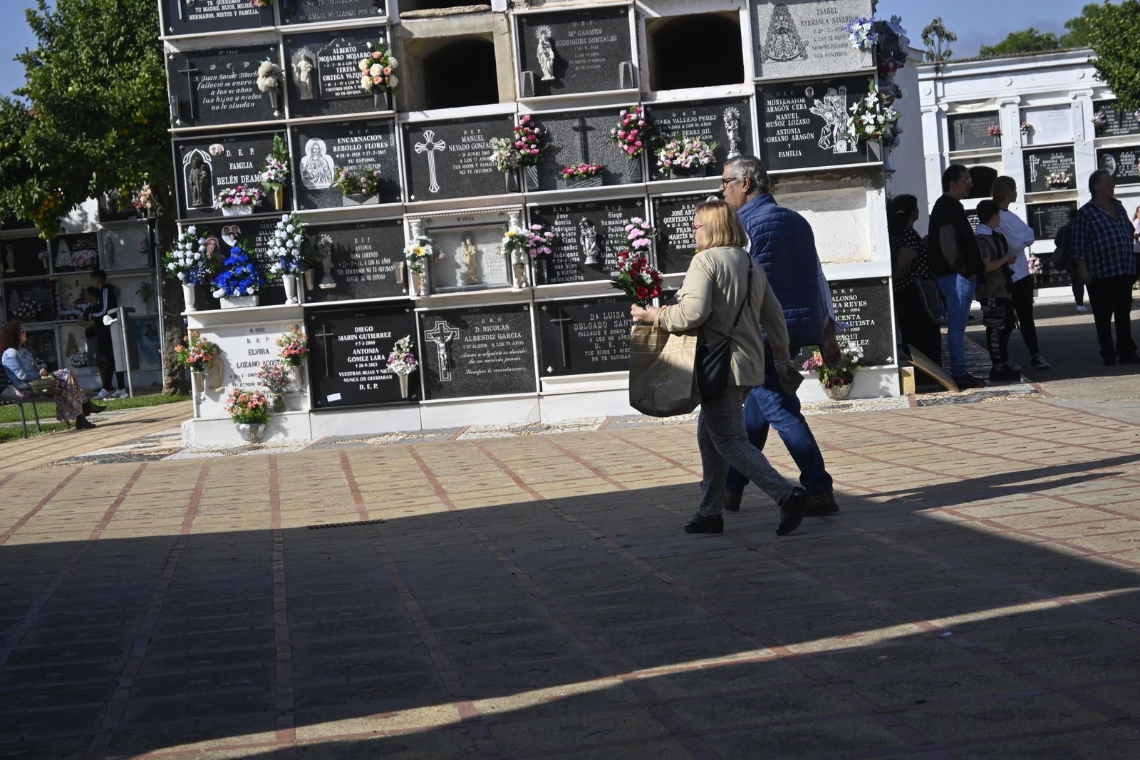 Ambiente en el cementerio de Huelva para el día de todos los Santos.