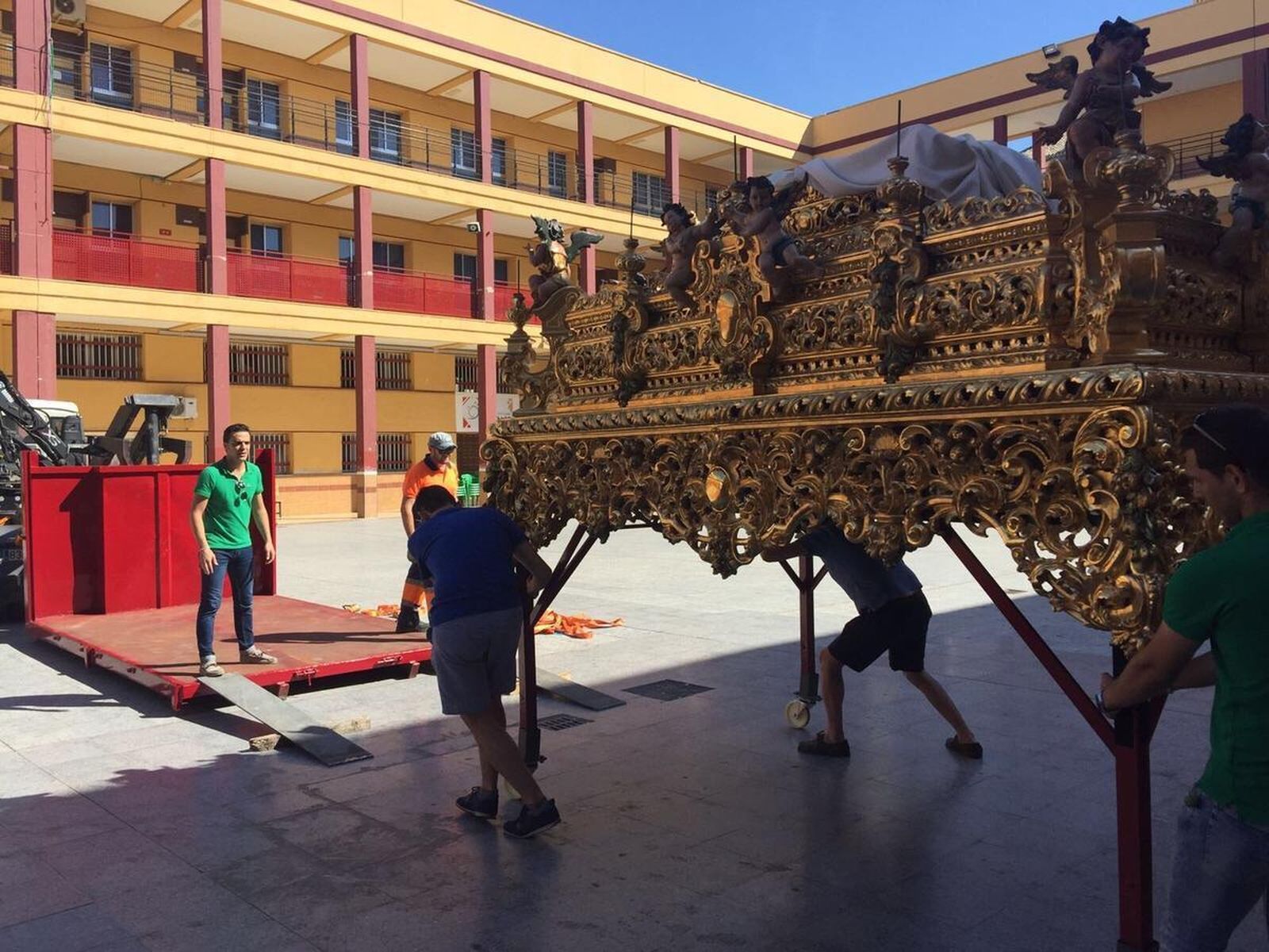Cargando el paso camino de Algeciras.