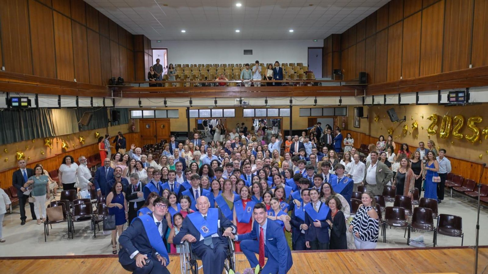 Foto de familia de los alumnos graduados y familias, con Antonio Gómez.