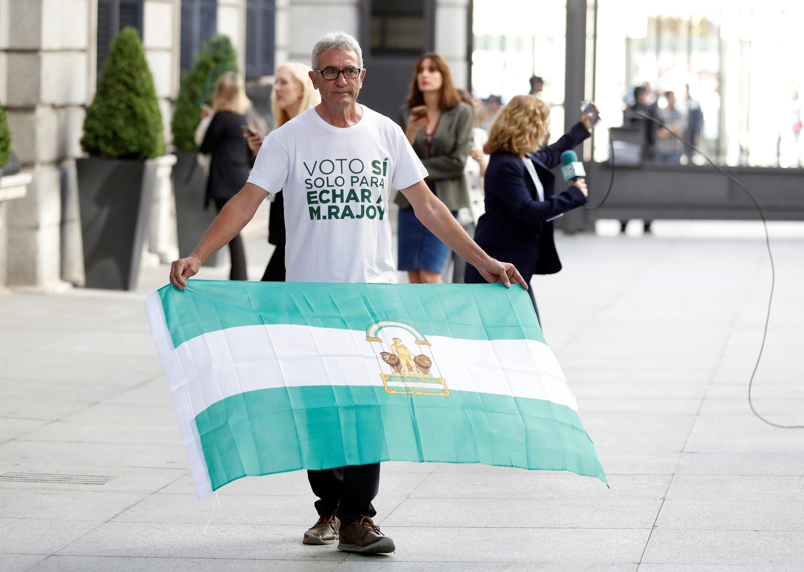 Diego Cañamero, a su llegada con una bandera de Andalucía.