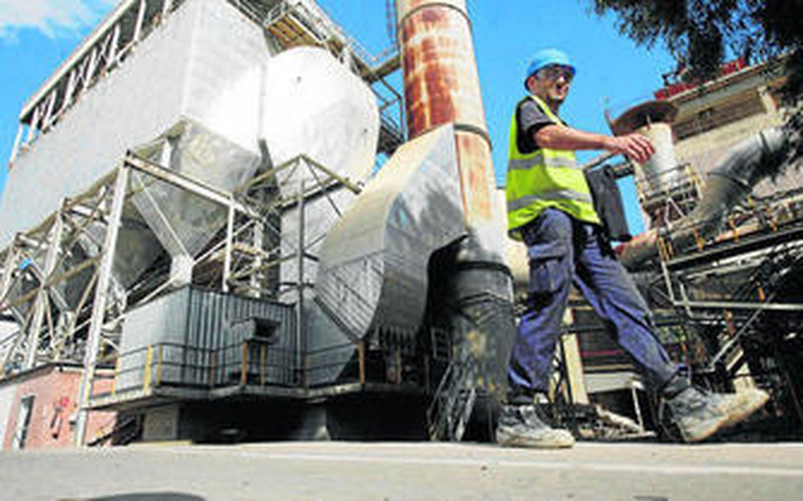 Un operario camina por una de las partes de la cementera.