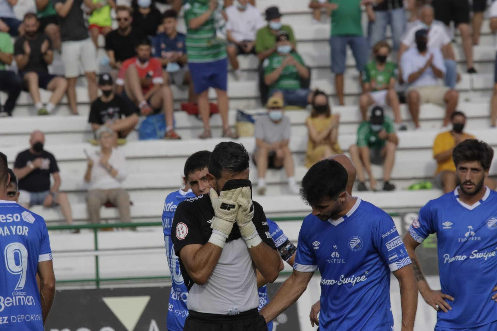 Camacho se marcha desolado del terreno de juego tras ser expulsado.