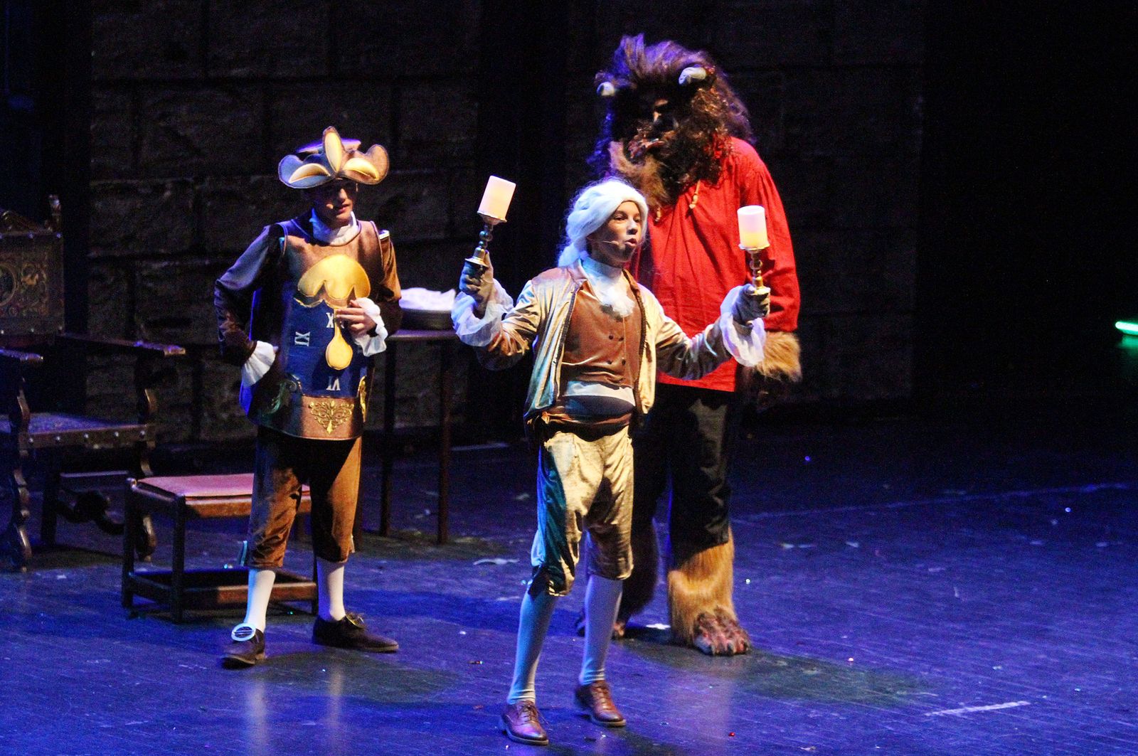 Imágenes de la representación 'El Ala Oeste' basado en la película de Disney 'La Bella y la Bestia'.