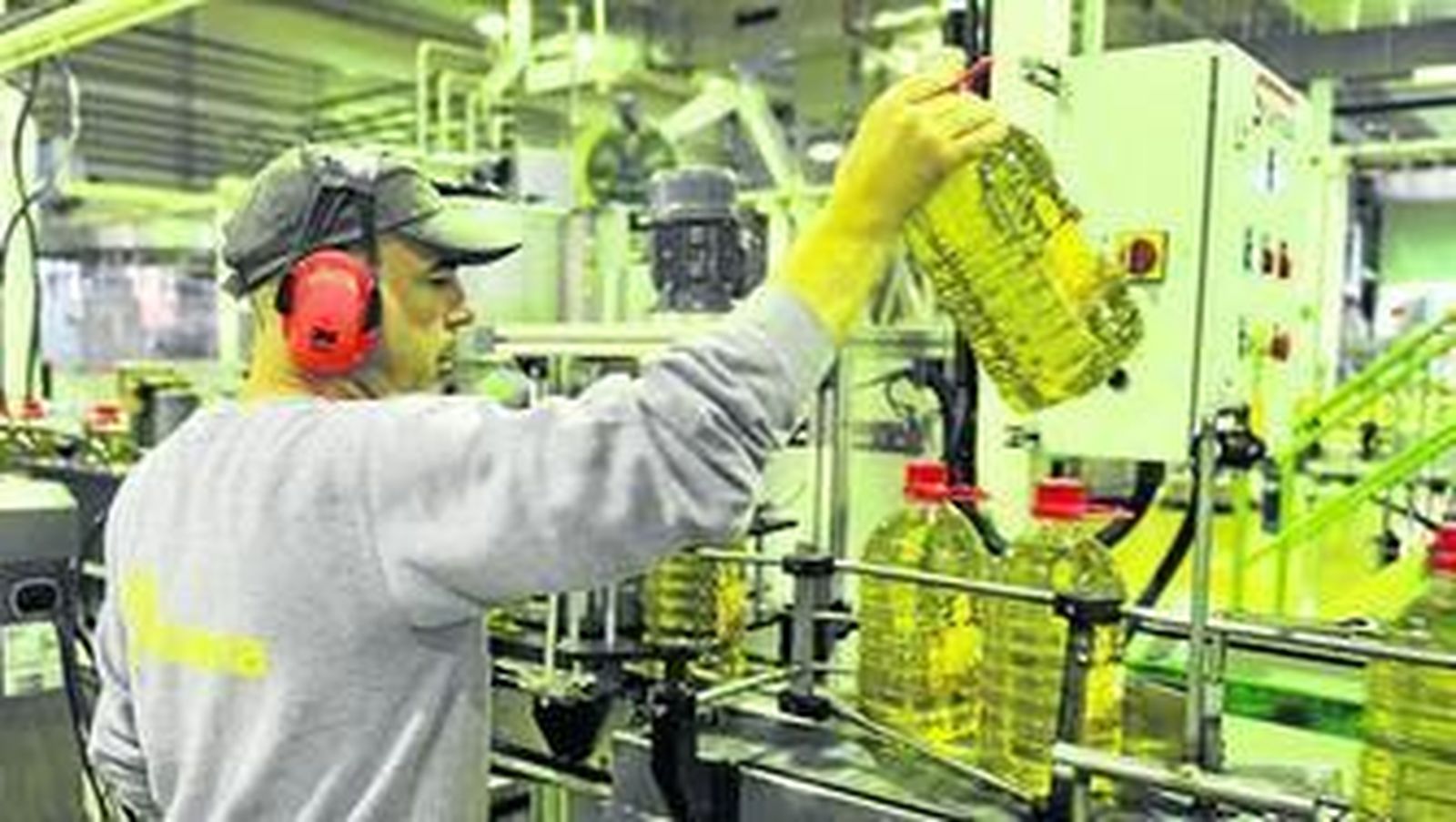 Un operario de Sovena en la fábrica que la compañía tiene en Brenes (Sevilla).