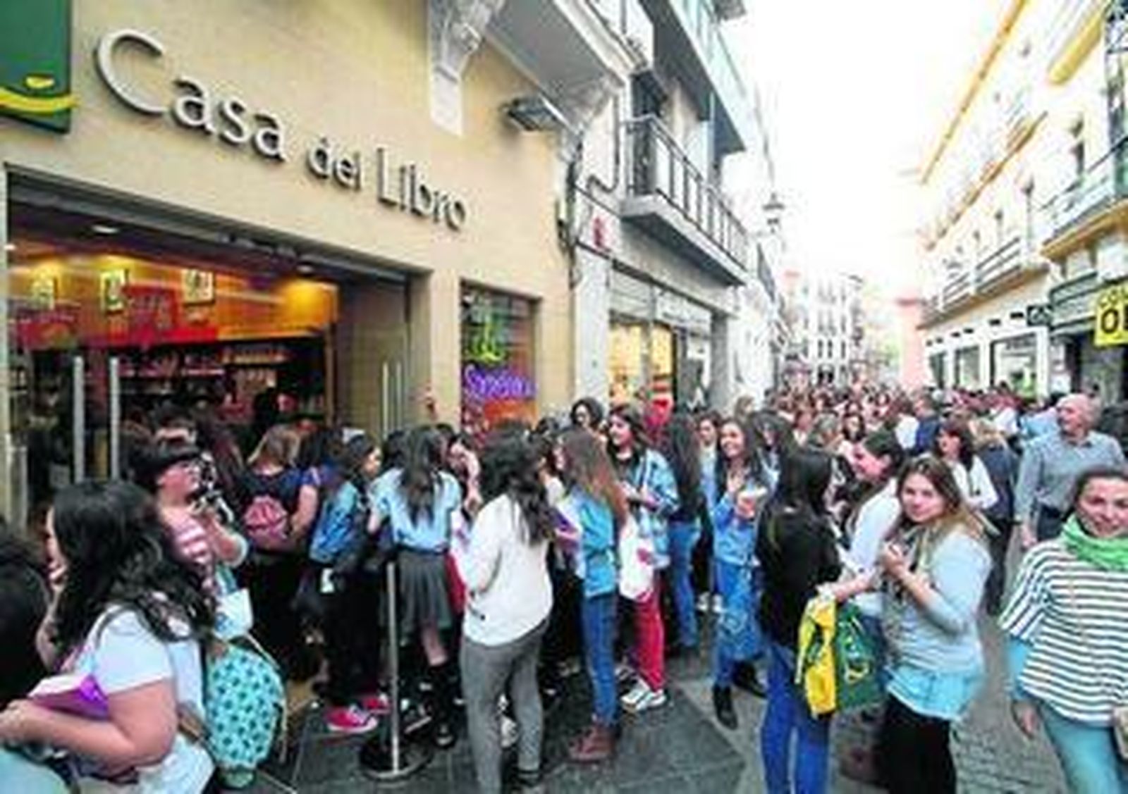 Una joven se retrata con su teléfono junto a la autora de la saga, Anna Todd.