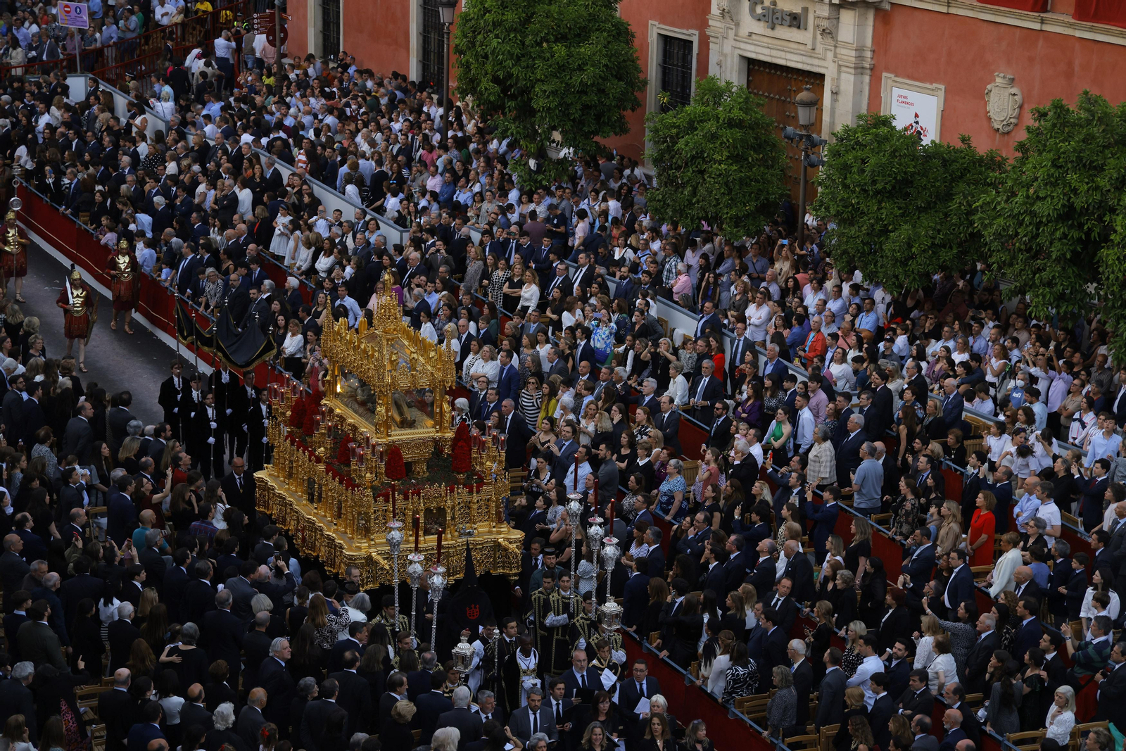 Las imágenes del Santo Entierro Grande, a su paso por la Plaza de San Francisco, en la Semana Santa de Sevilla 2023