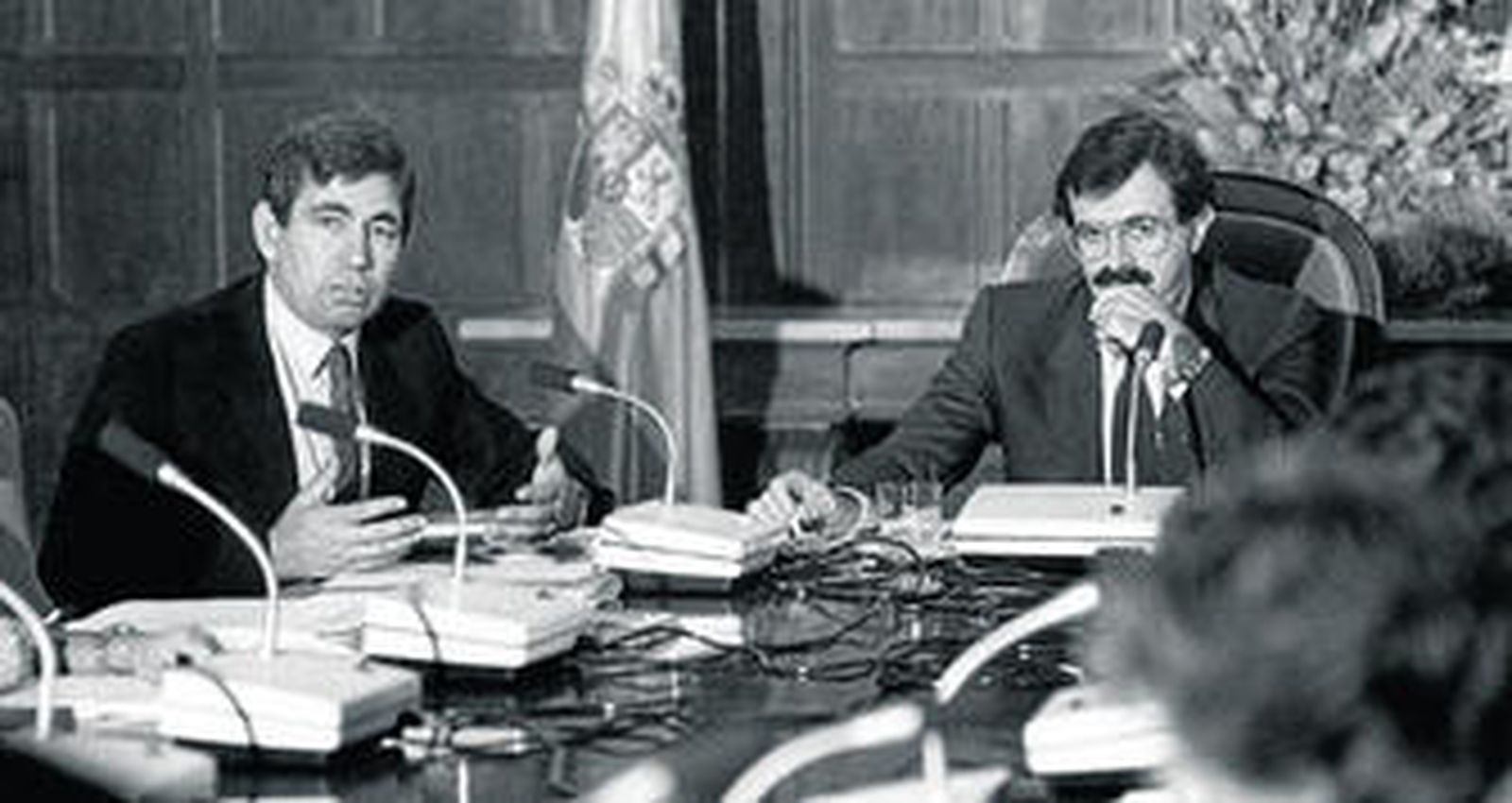 Miguel Manaute, a la izquierda, interviene en un Consejo de Gobierno presidido por José Rodríguez de la Borbolla.
