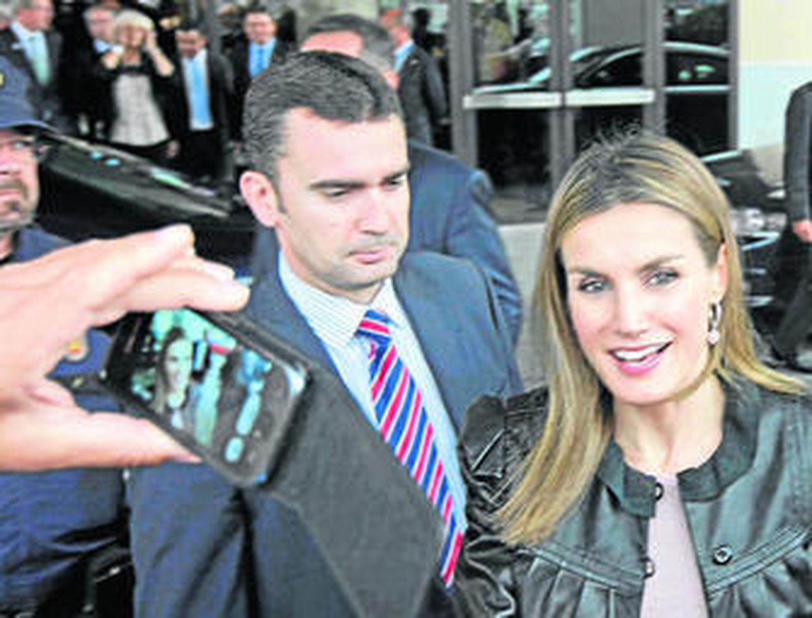 La princesa Letizia se acerca al público tras salir del Palacio de Congresos.