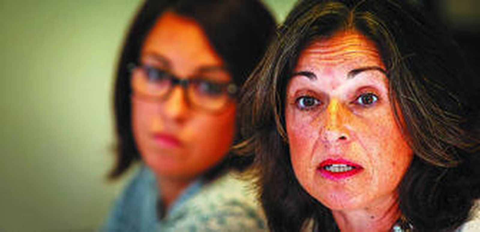 La alcaldesa de Puerto Real, Maribel Peinado, durante la rueda de prensa de ayer junto a la delegada municipal de Medio Ambiente, Beatriz Parrado.