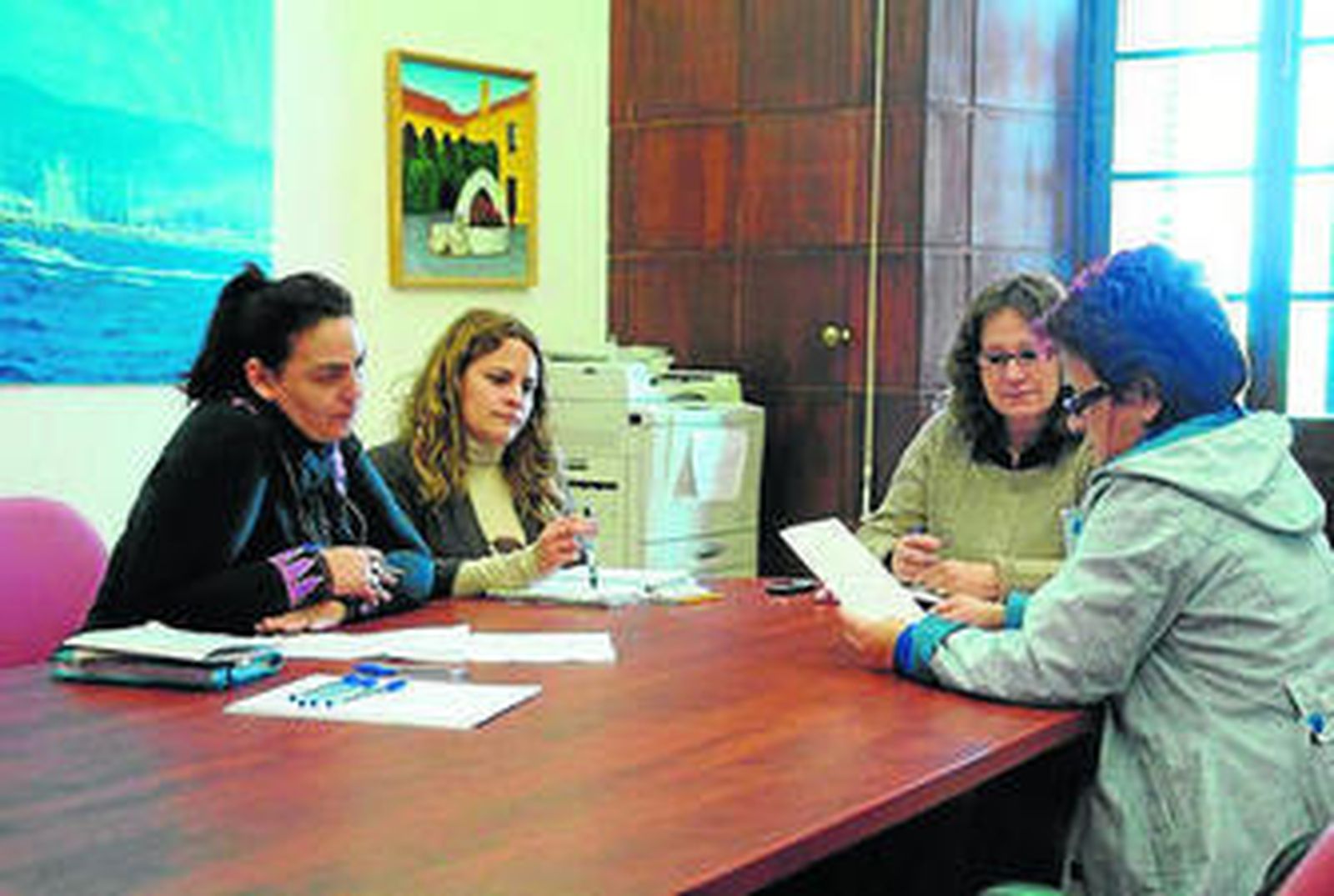 Imagen de la reunión entre la concejal y el colectivo.