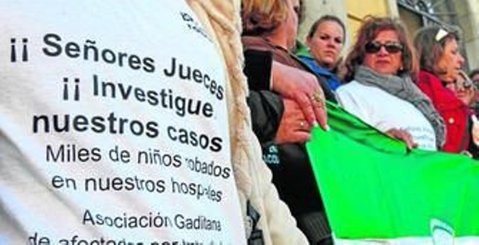 Parte del colectivo 'SOS Bebés Robados' se concentró ayer ante las puertas de la Audiencia Provincial de Cádiz.