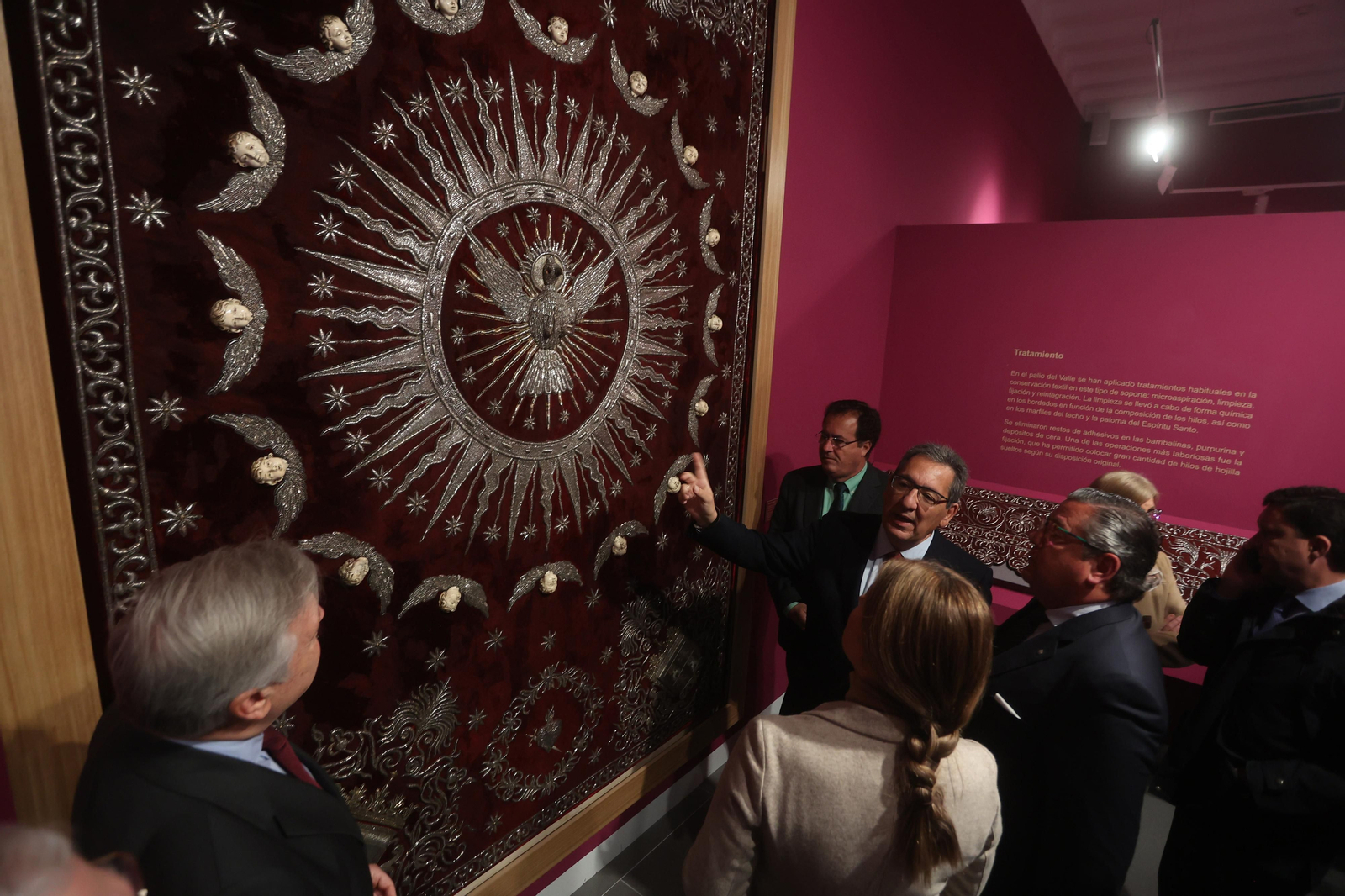 Exposición sobre la restauración del palio de la Virgen del Valle