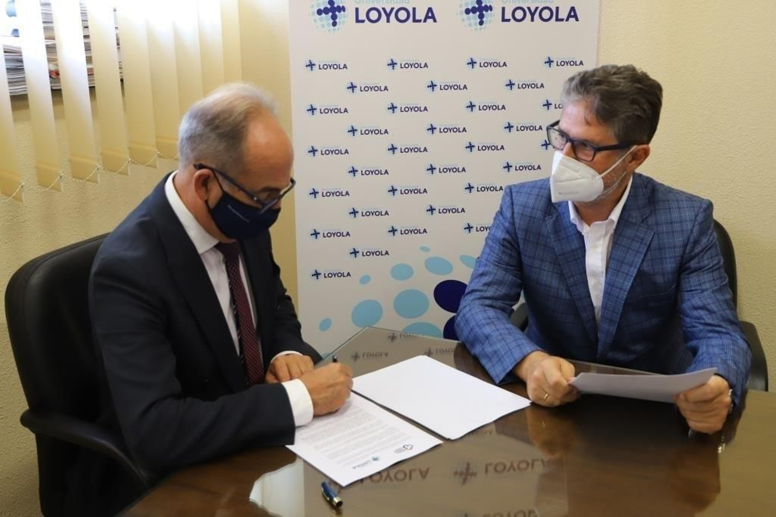 Gabriel Pérez Alcalá y Ángel Cañadilla en la firma del convenio.