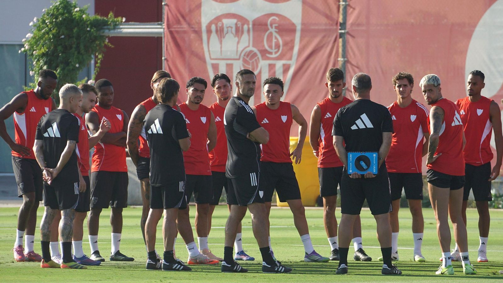Matías Almeyda dando charla a sus jugadores en el entrenamiento de hoy