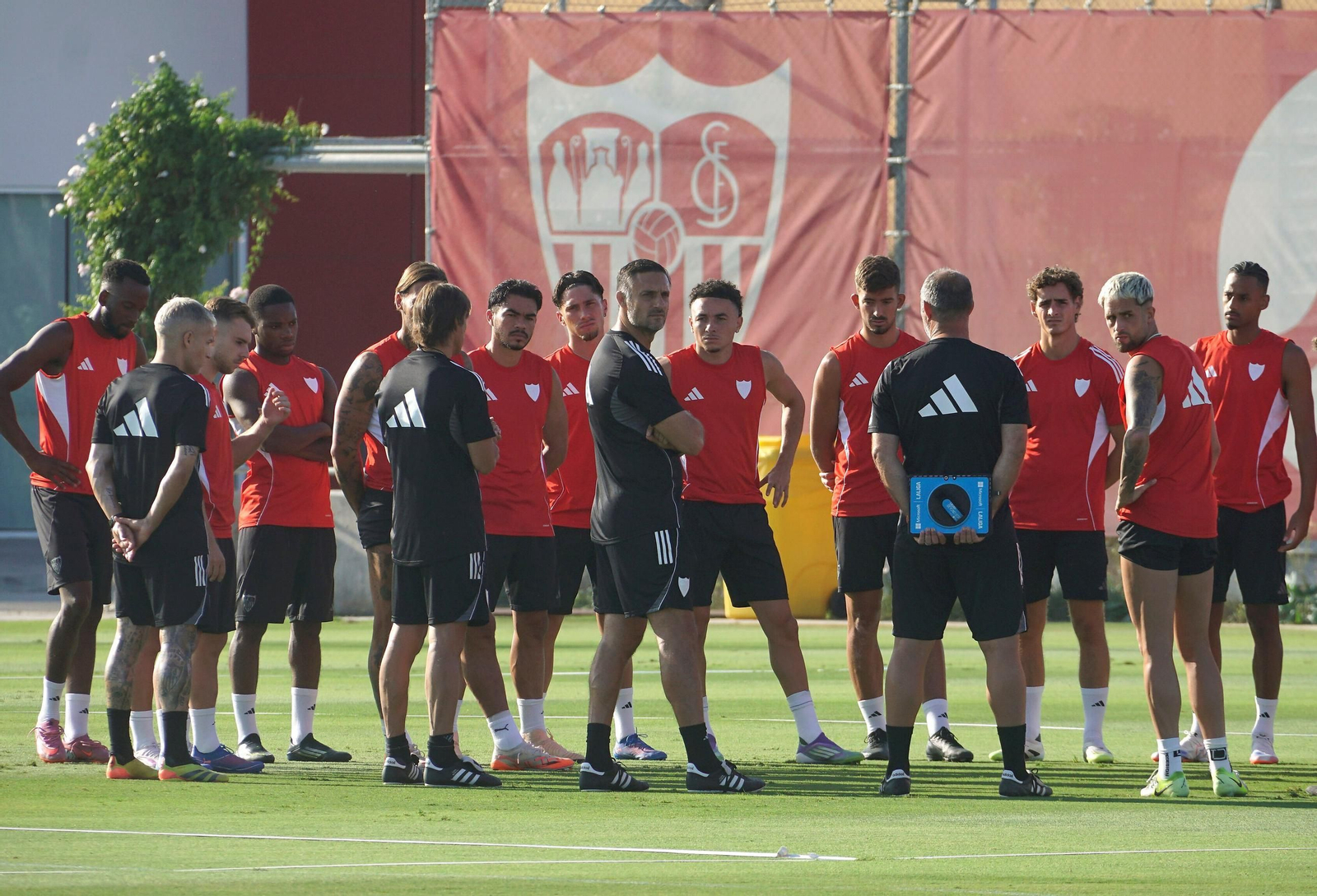 Matías Almeyda dando charla a sus jugadores en el entrenamiento de hoy