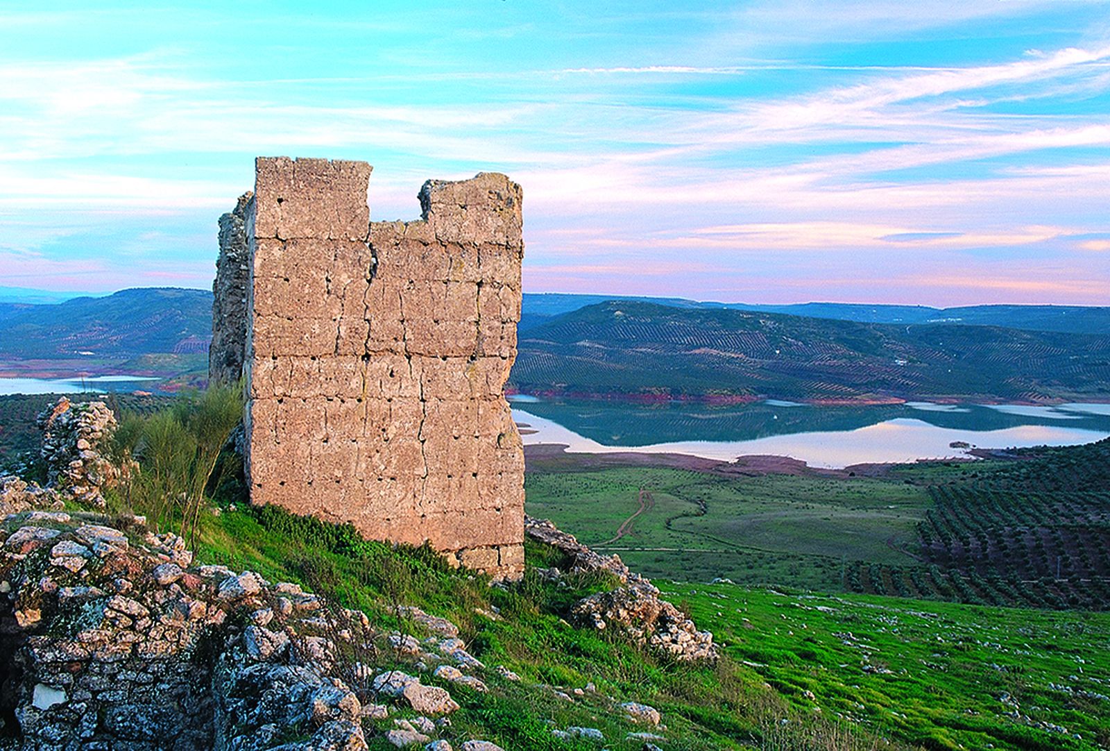 El Castillo de Vilches se asienta cerca del pantano del Giribaile.