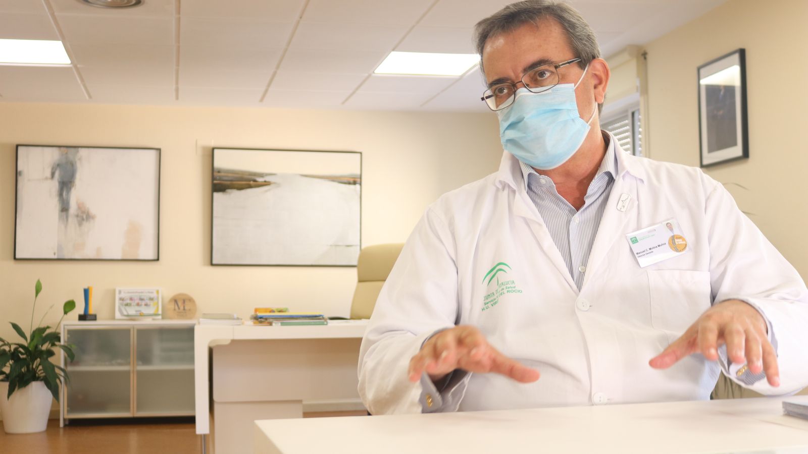 El director gerente del Hospital Virgen del Rocío, Manuel Molina, durante la entrevista.