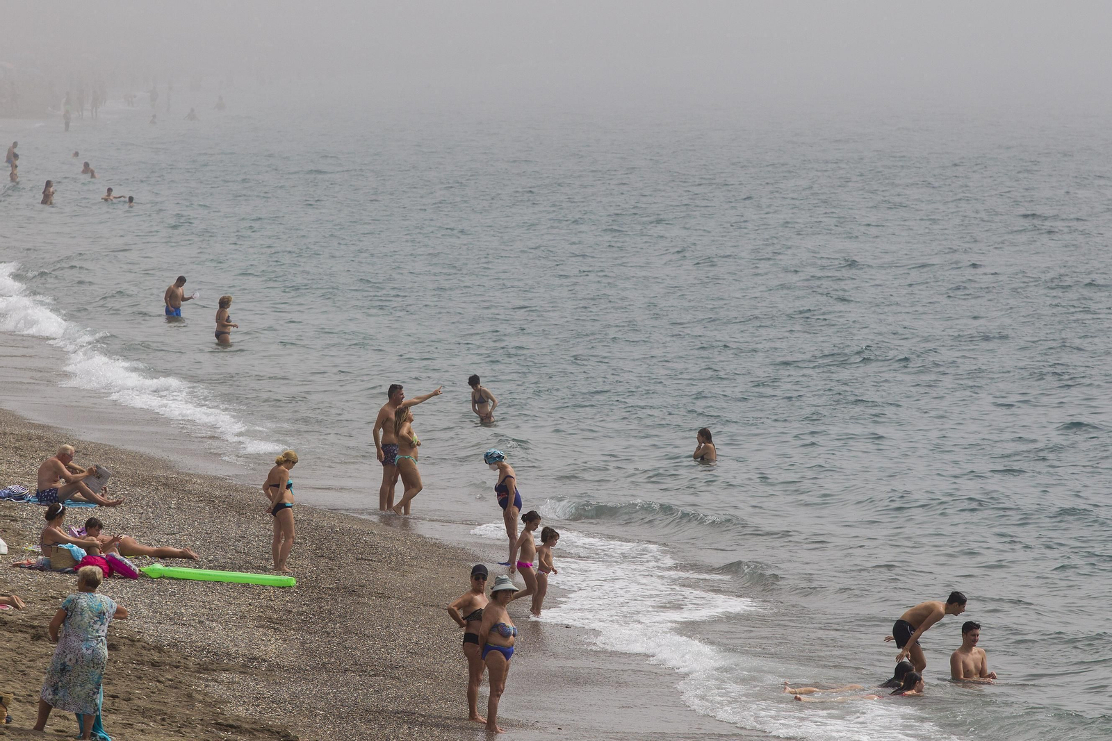 El taró provoca la prohibición del baño en las playas de Málaga, en imágenes