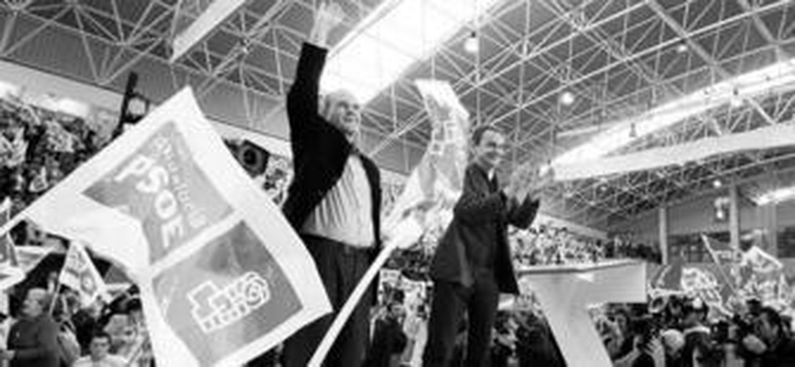 Manuel Chaves alza el brazo mientras José Luis Rodríguez Zapatero aplaude antes del inicio del mitin de ayer en Málaga.