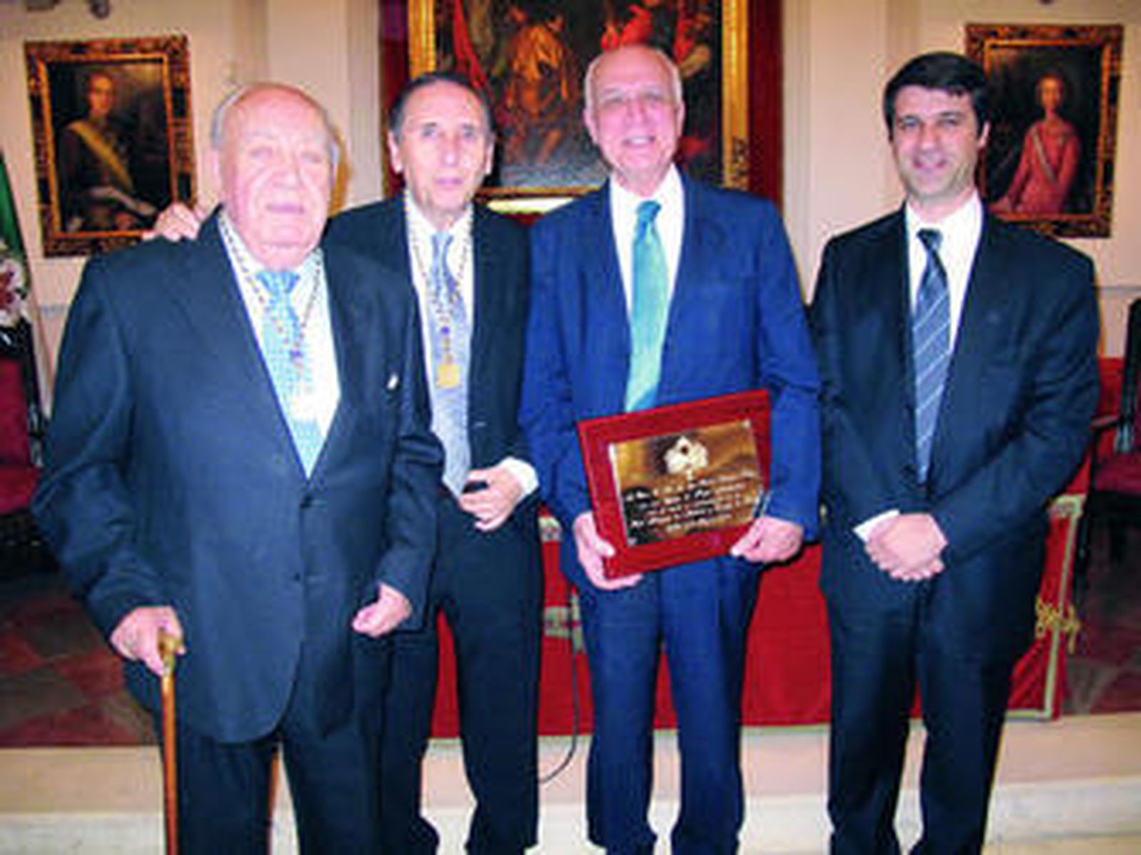 Los académicos de Medicina Servando Arbolí, Diego Ledró Molina, Blas Rodríguez de Quesada y Tello, y Alberto Máximo Pérez Calero.