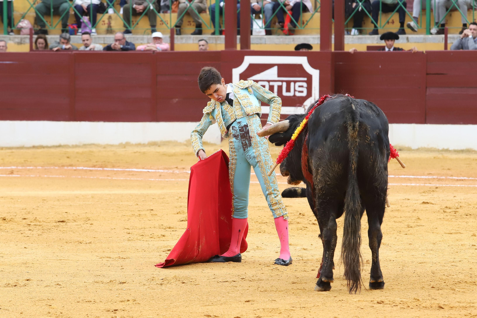 Imágenes de la novillada previa a la Semana Santa en la plaza de toros de La Línea