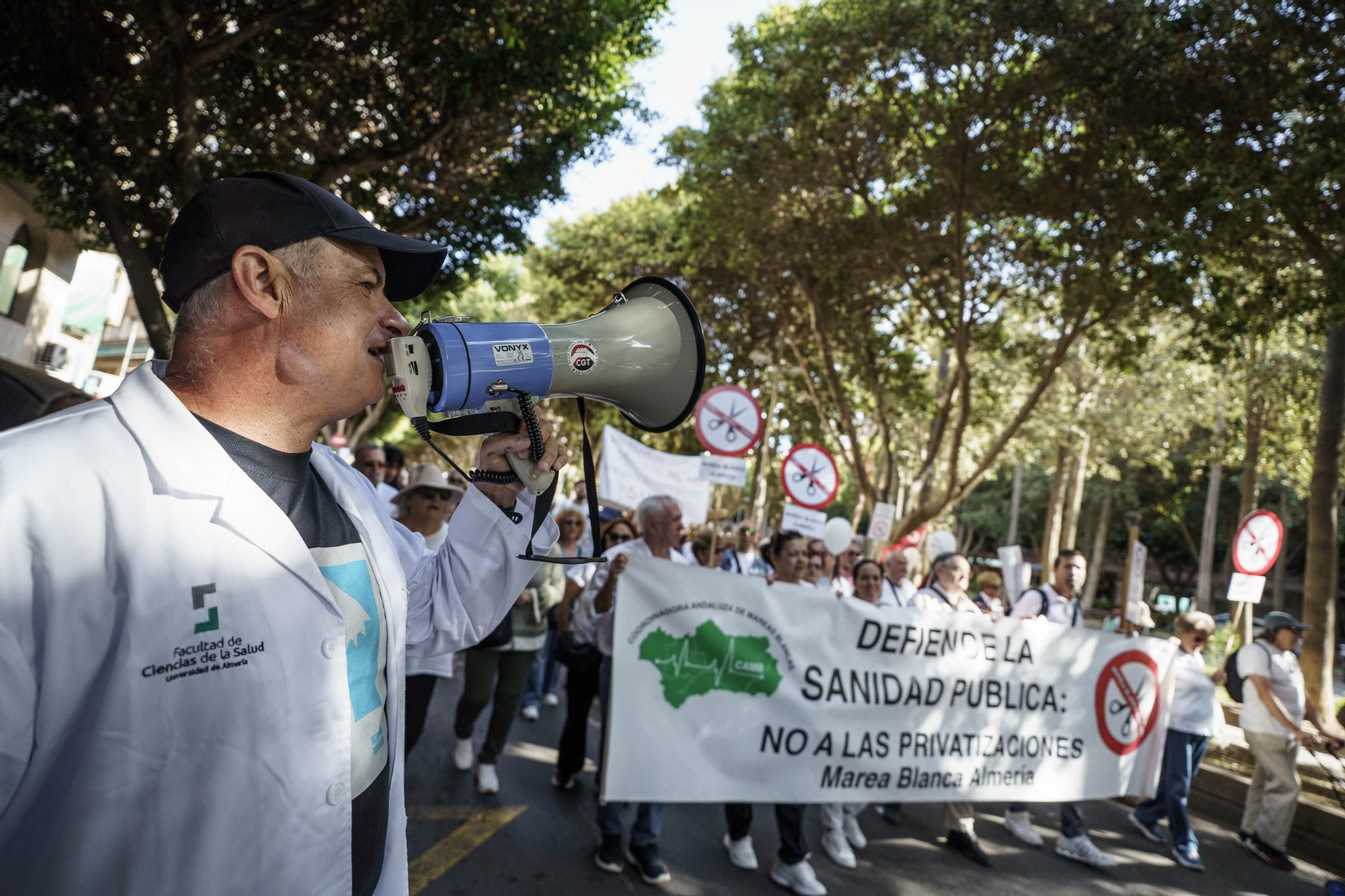 "La sanidad se defiende, gobierne quien gobierne", Almería se lanza a las calles por la sanidad pública