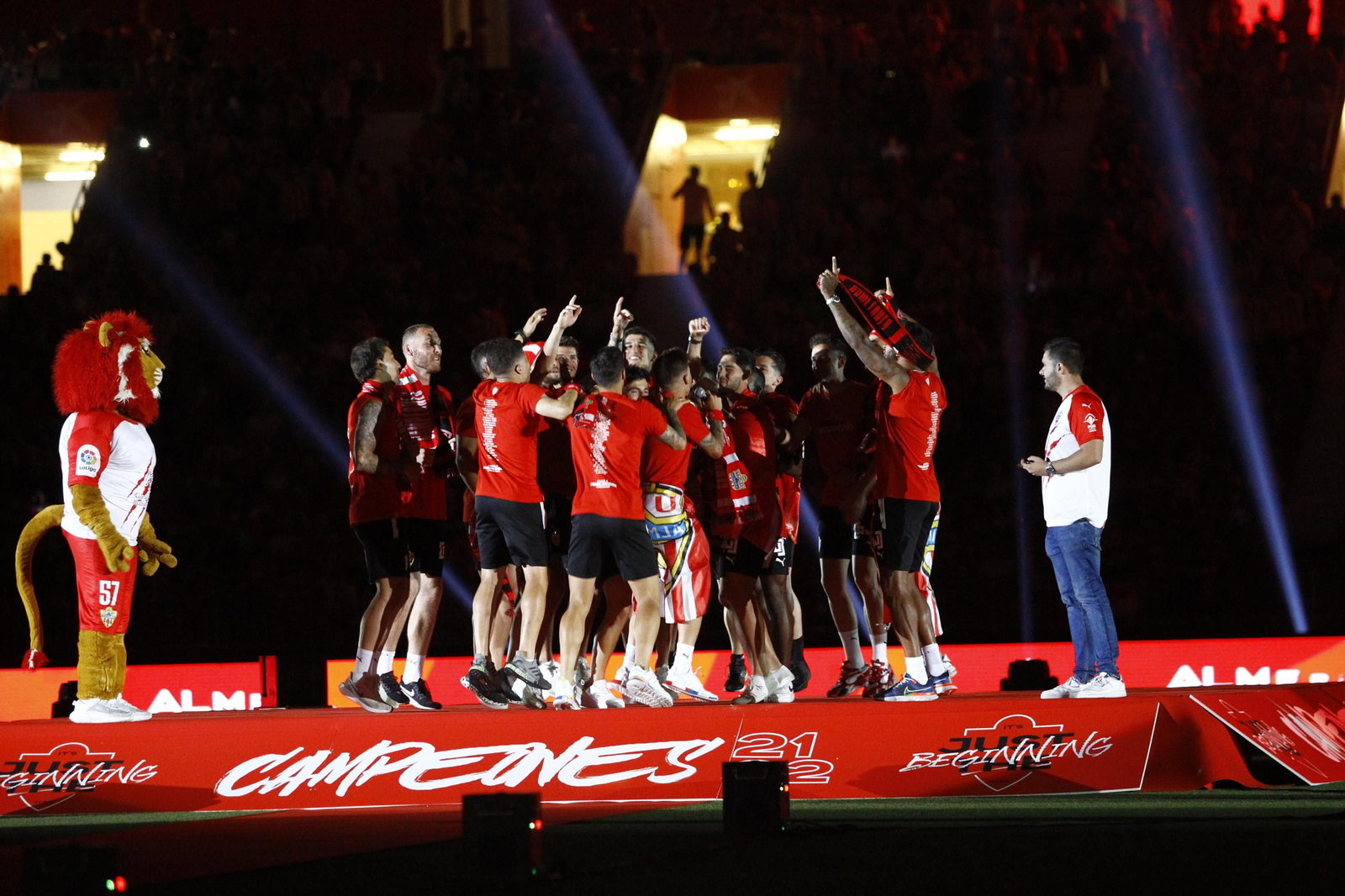 Las imágenes de la fiesta del ascenso de la U.D. Almería en el Estadio Mediterráneo.