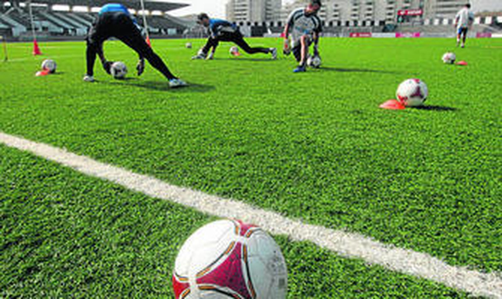 Los porteros de la Balompédica se ejercitan, con un 'Tango 12' en primer término.