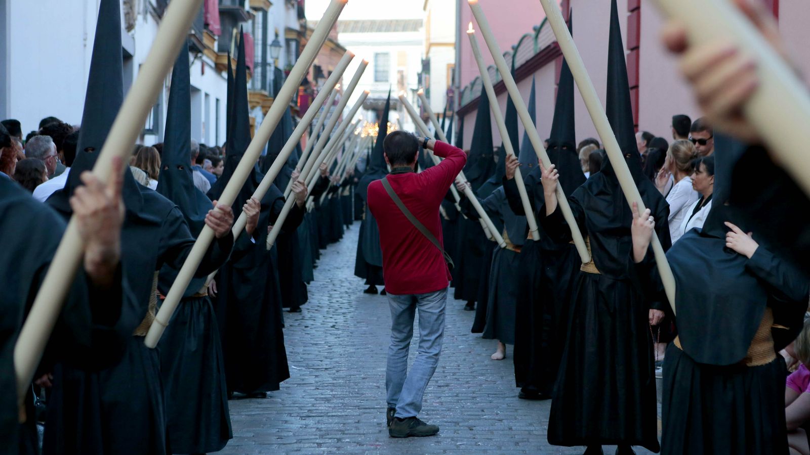 Cofradía de Santa Cruz, en uno de los barrios más turísticos de Sevilla.
