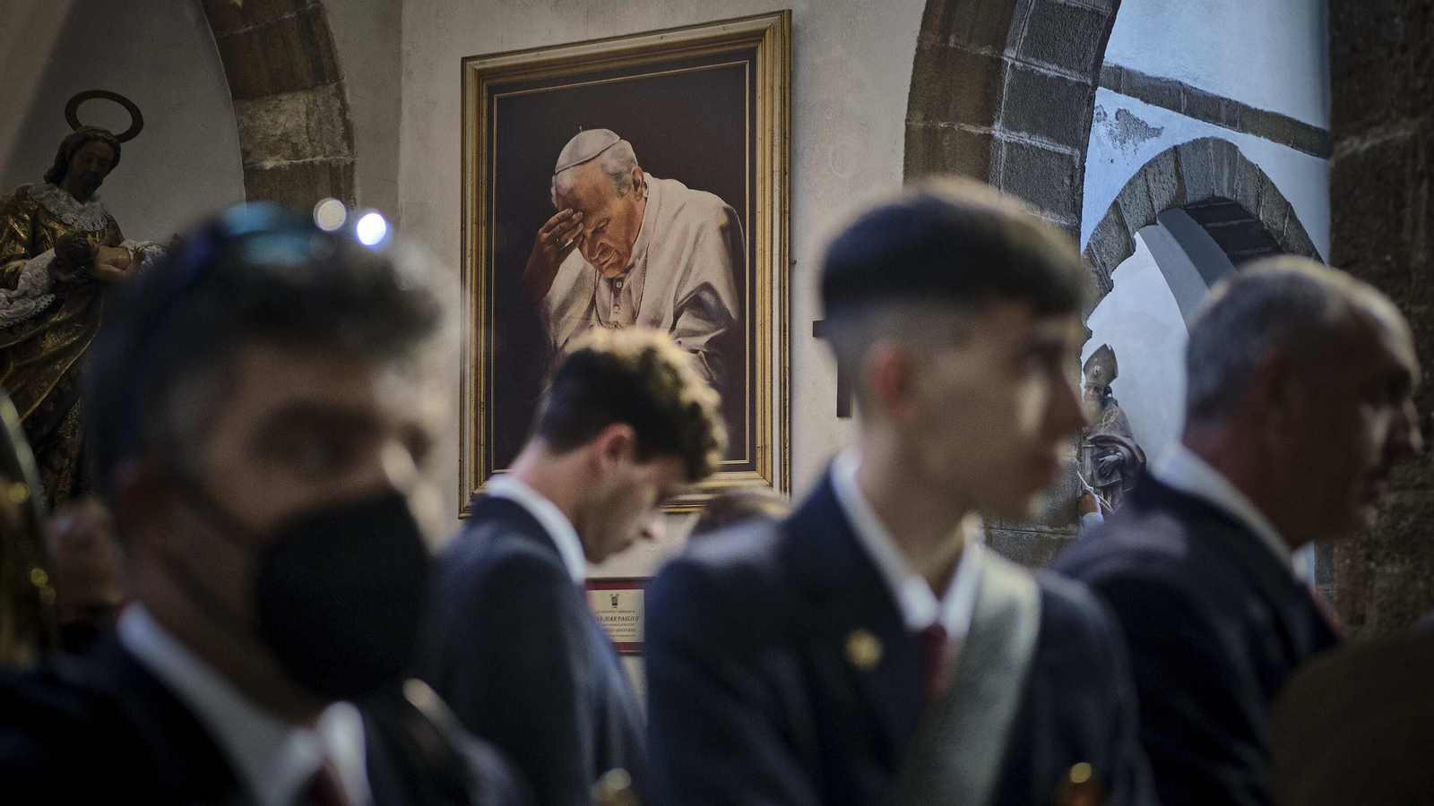 Sanidad suspende su salida procesional, los hermanos de la cofradía realizan estación de penitencia en el interior de Santa Cruz.