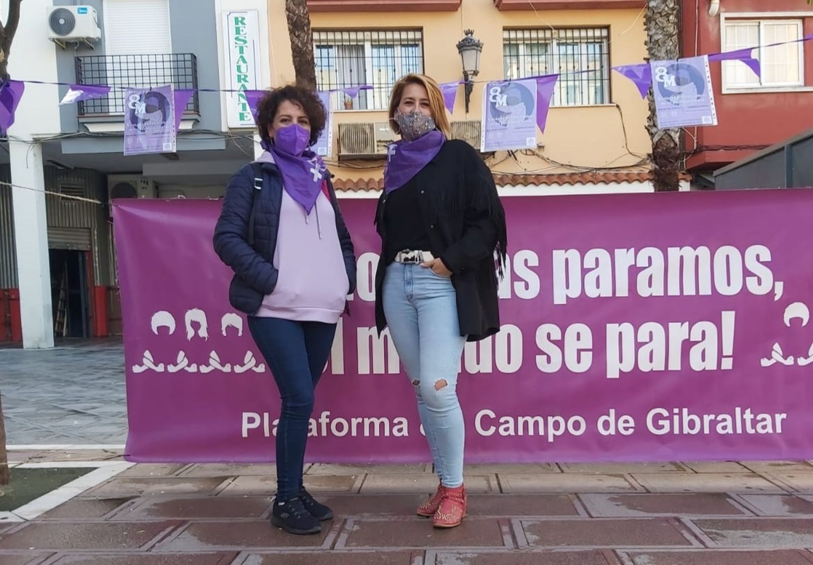 Luisa Espada y Zuleica Molina, en el Punto Violeta de La Línea.
