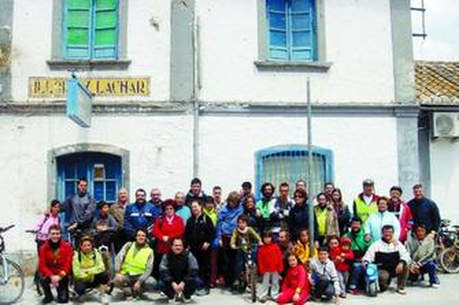 La amenaza de lluvia no impidió que más de 80 personas desembarcaran en la antigua estación.