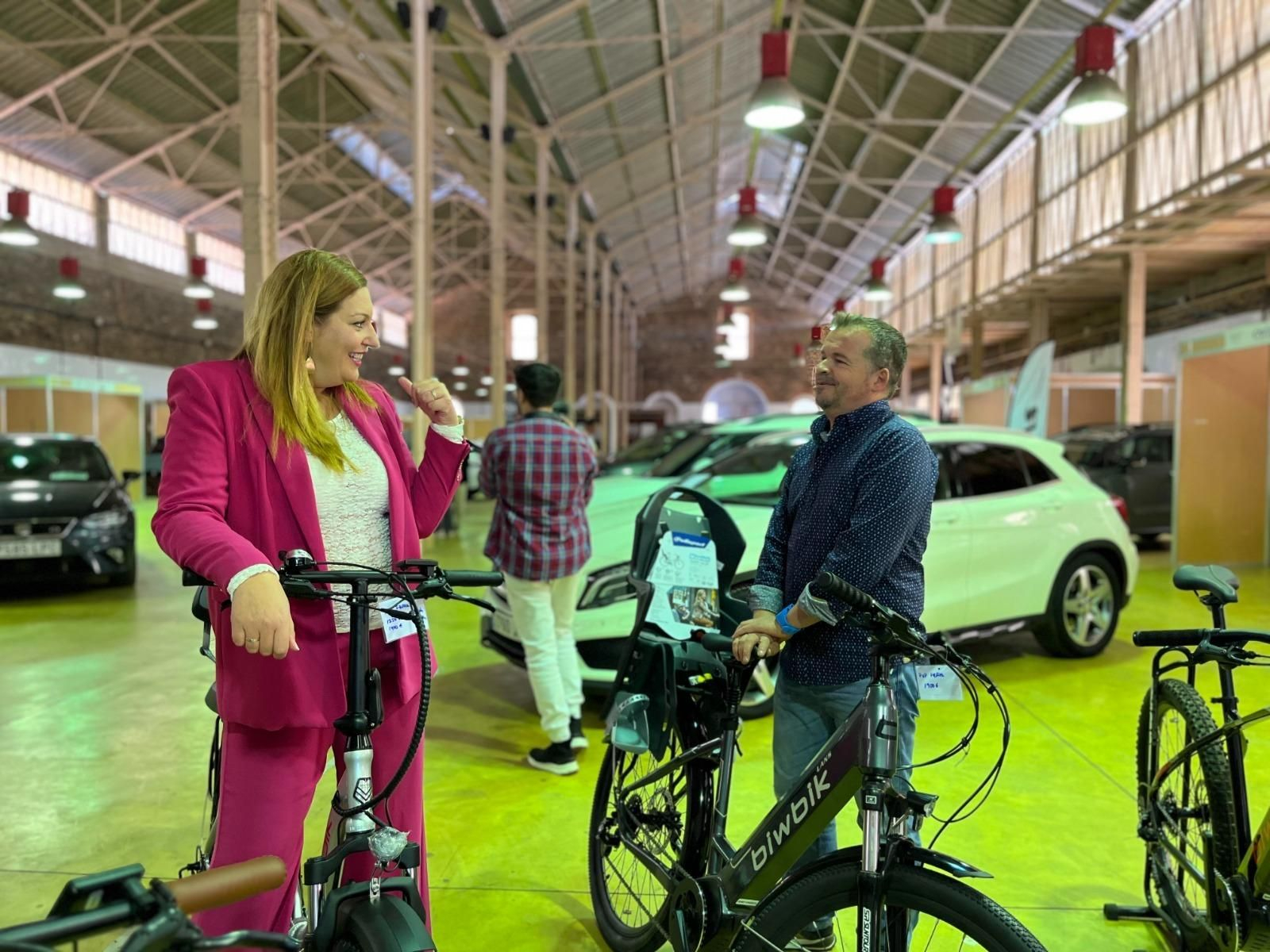 El Salón del Vehículo de Ocasión y de Movilidad Sostenible de Valverde del Camino, en imágenes