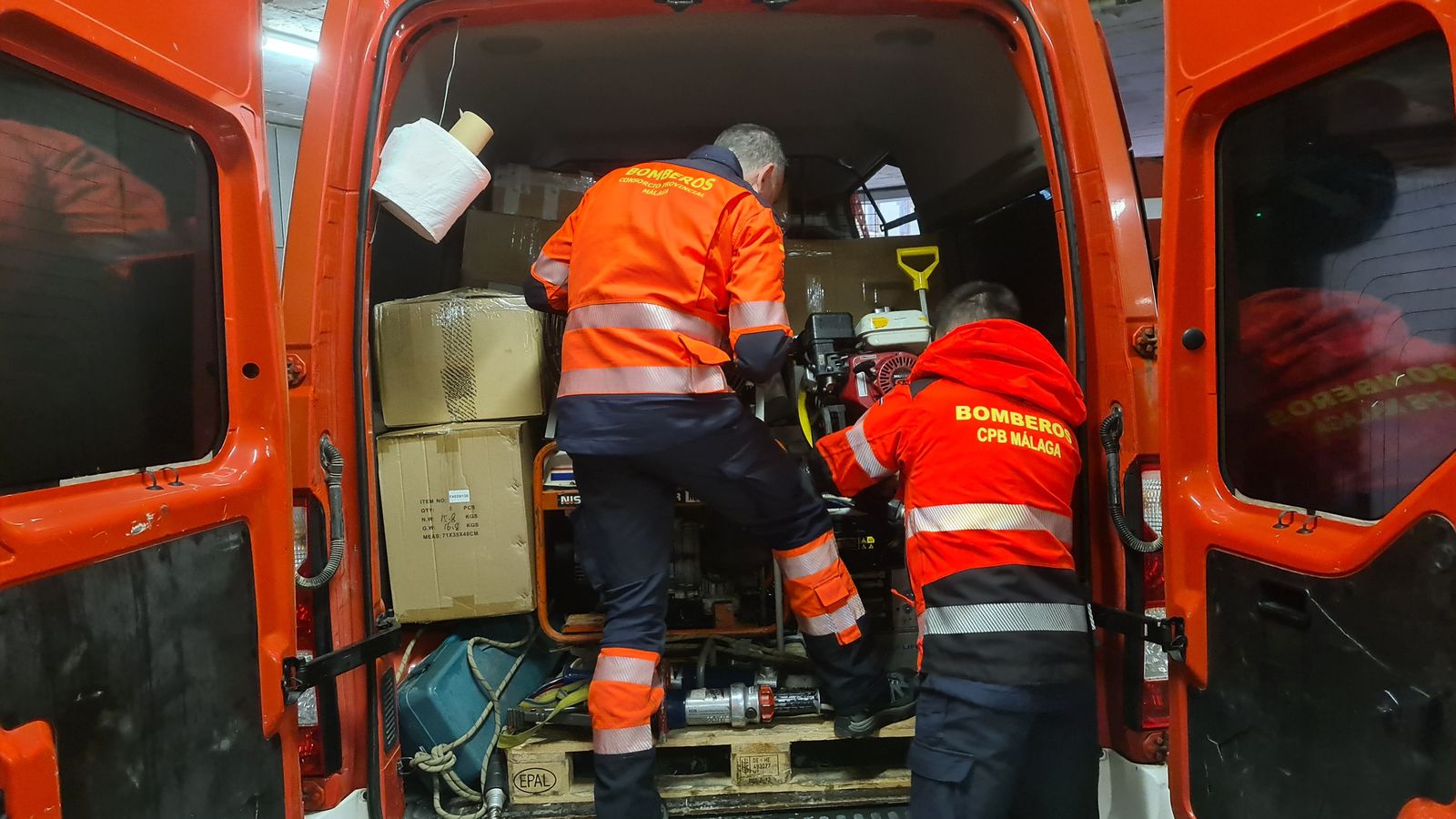 Una de las furgonetas con el material de seguridad que transportan para Ucrania.