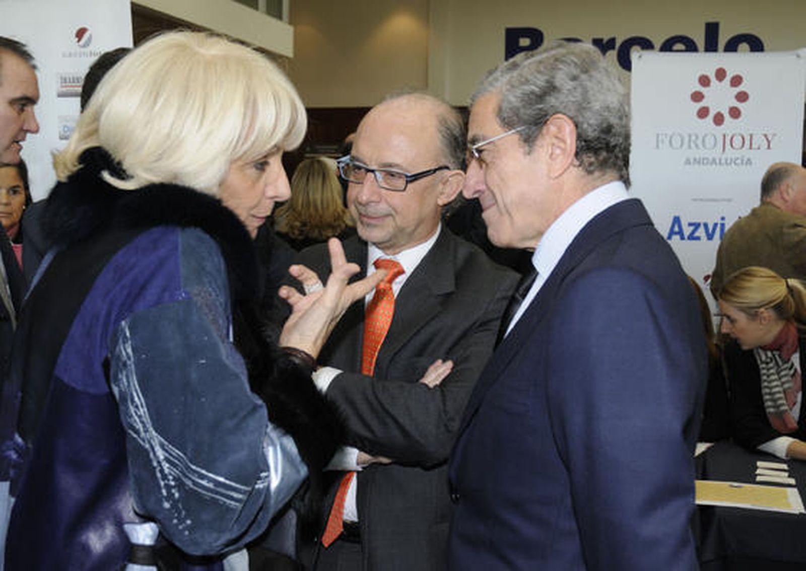 Teófila Martínez, con Montoro y Braulio Medel, presidente de Unicaja. / Reportaje gráfico: Juan Carlos Vázquez y Victoria Hidalgo