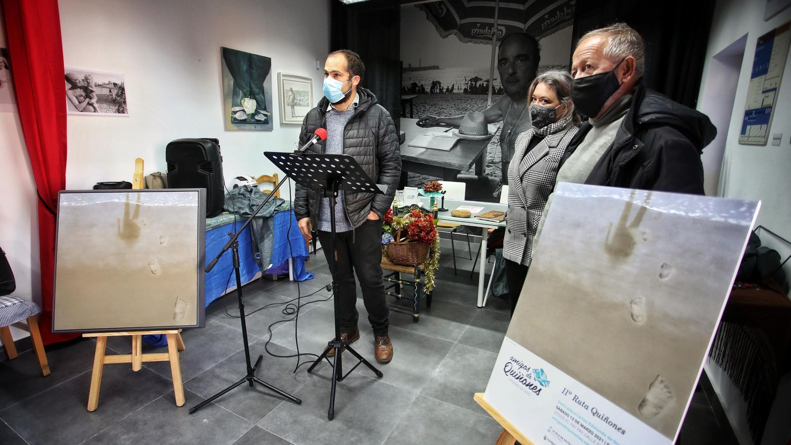 Carlos Cortés, Blanca Flores y Juan José Téllez, ante el cartel de la Ruta Quiñones obra de Carmen Bustamante.