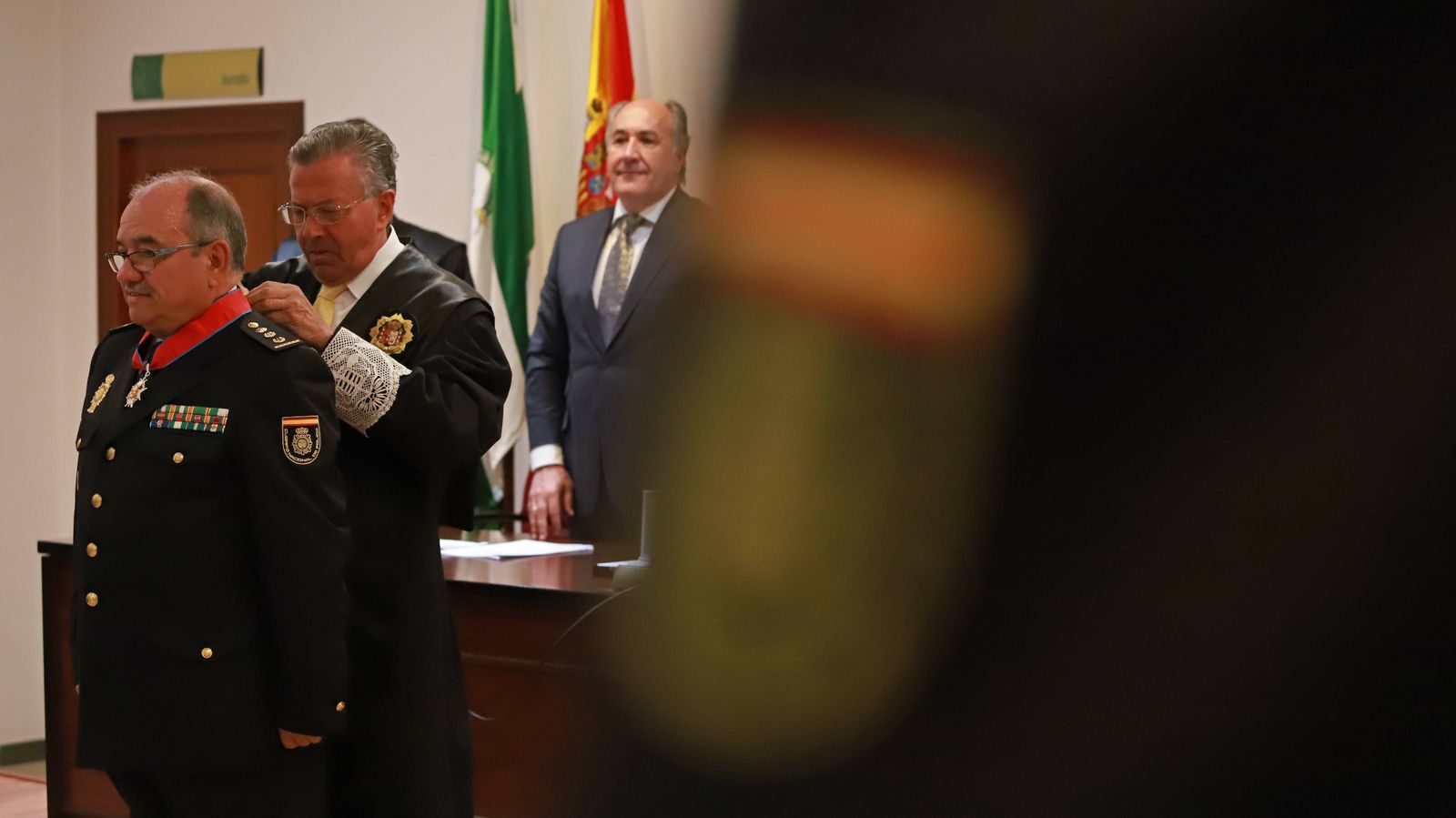 Imposición de la Cruz Distinguida de Primera Clase de la Orden de San Raimundo de Peñafort a Fernando Calleja