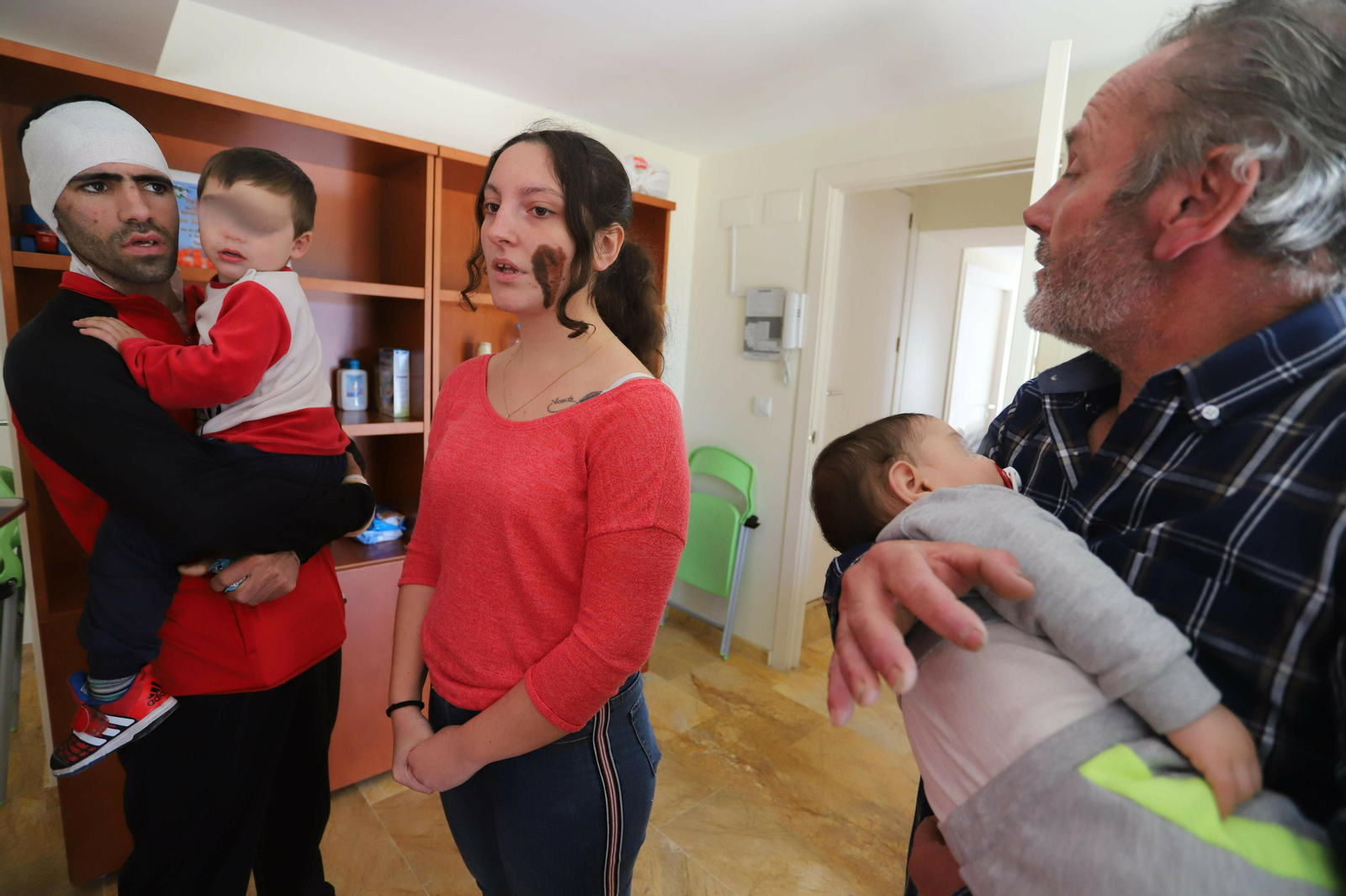 Óscar, su hijo Osquita, Patricia, y Paco con su nieto en brazos, ayer en la vivienda de emergencia en la que están alojados desde el miércoles. Óscar, su hijo Osquita, Patricia, y Paco con su nieto en brazos, ayer en la vivienda de emergencia en la que están alojados desde el miércoles.